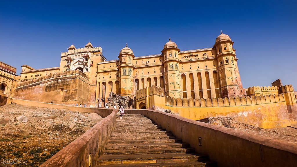 阿米尔堡(amer fort)以其艺术性的印度教风格建筑而闻名