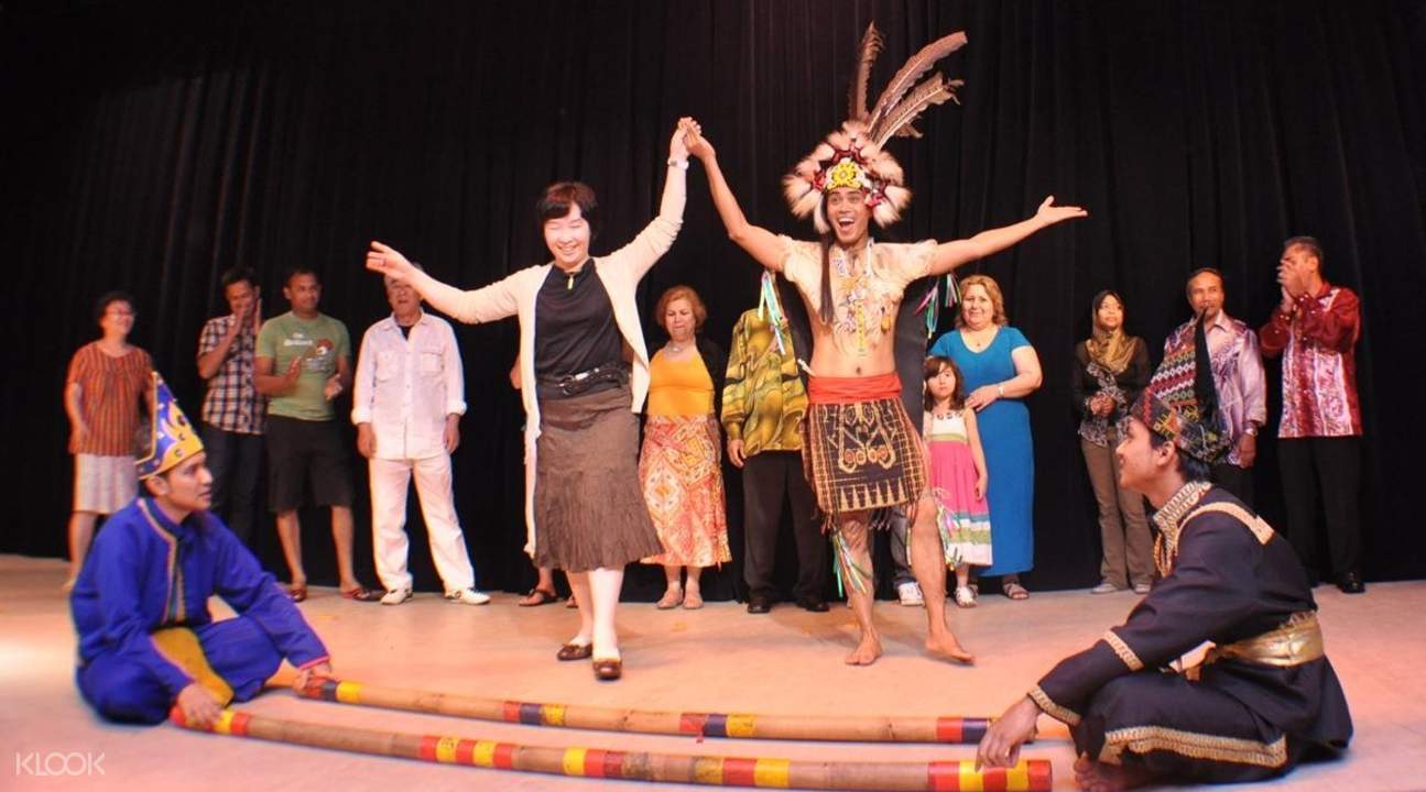 欣赏传统表演,服饰与表演皆彰显马来多元的文化