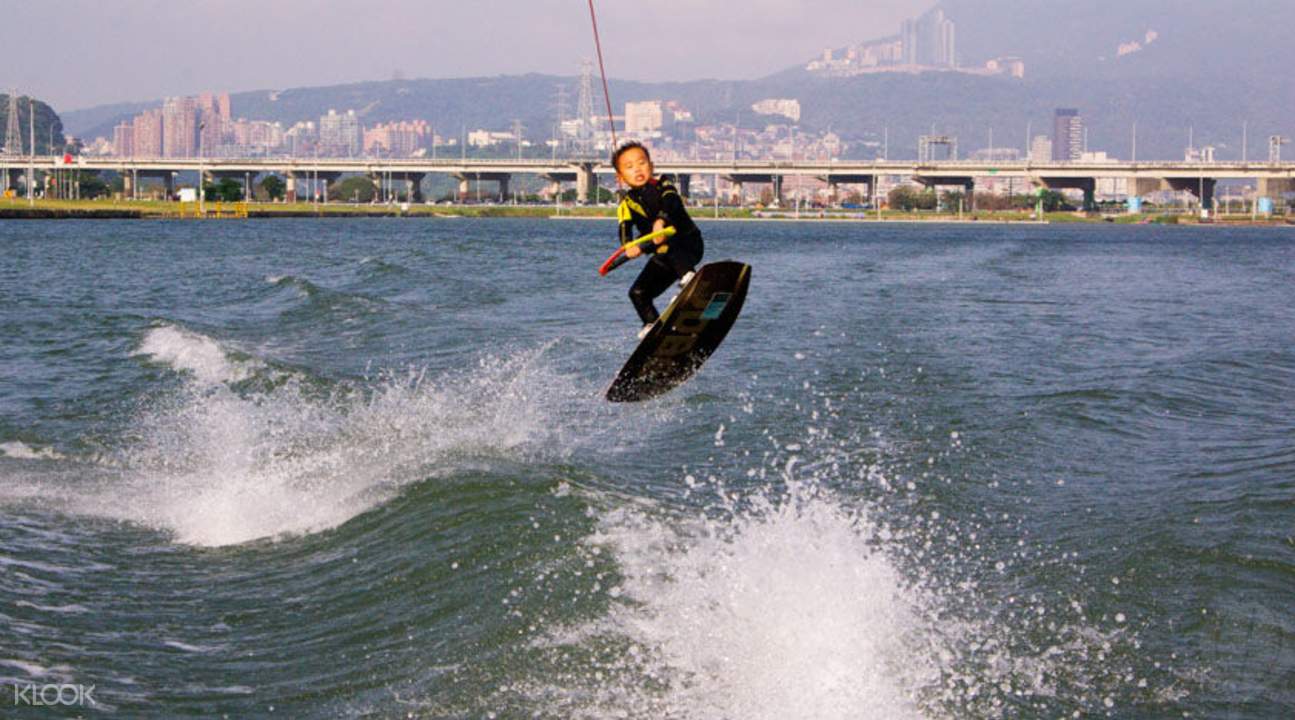 water skiing,cliff diving waterskiing experience