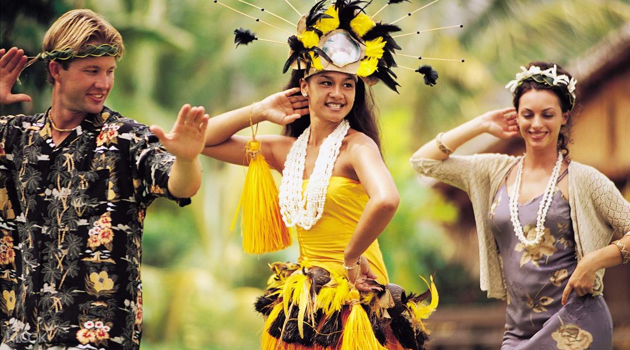 和当地人学习特色草裙舞,近距离感受夏威夷的热情