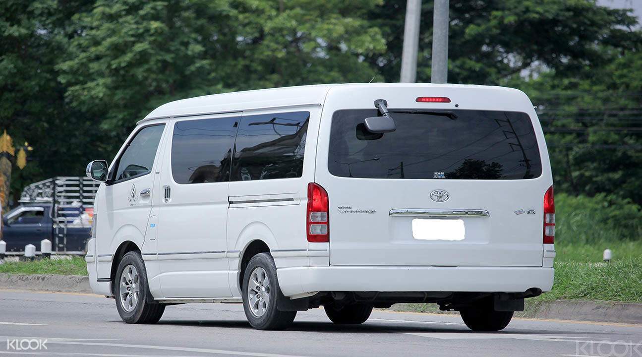 两种车型可选,商务车(丰田commuter)可容纳10名乘客和10件行李