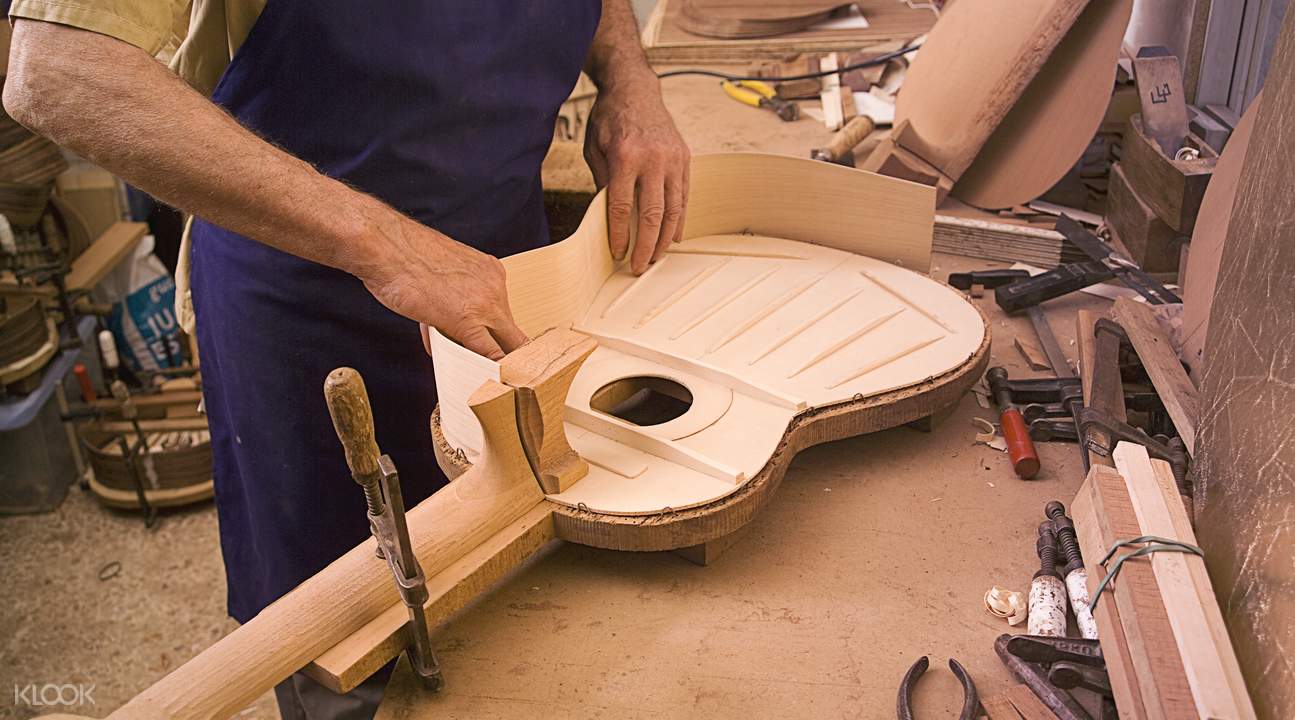 你还可以看见很多吉他制作的材料及现场制作过程,为你解开「小木箱」