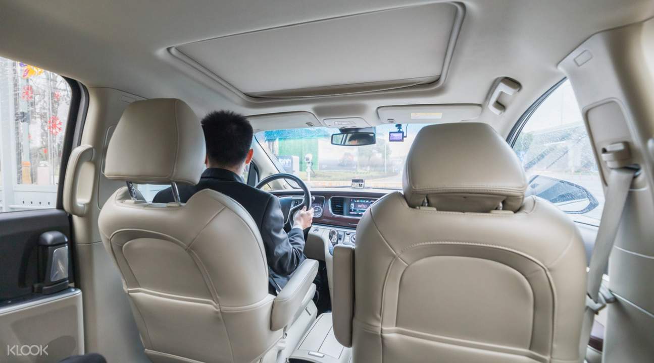坐在宽敞舒适的高级座车里,专业司机带你轻松抵达上海市区