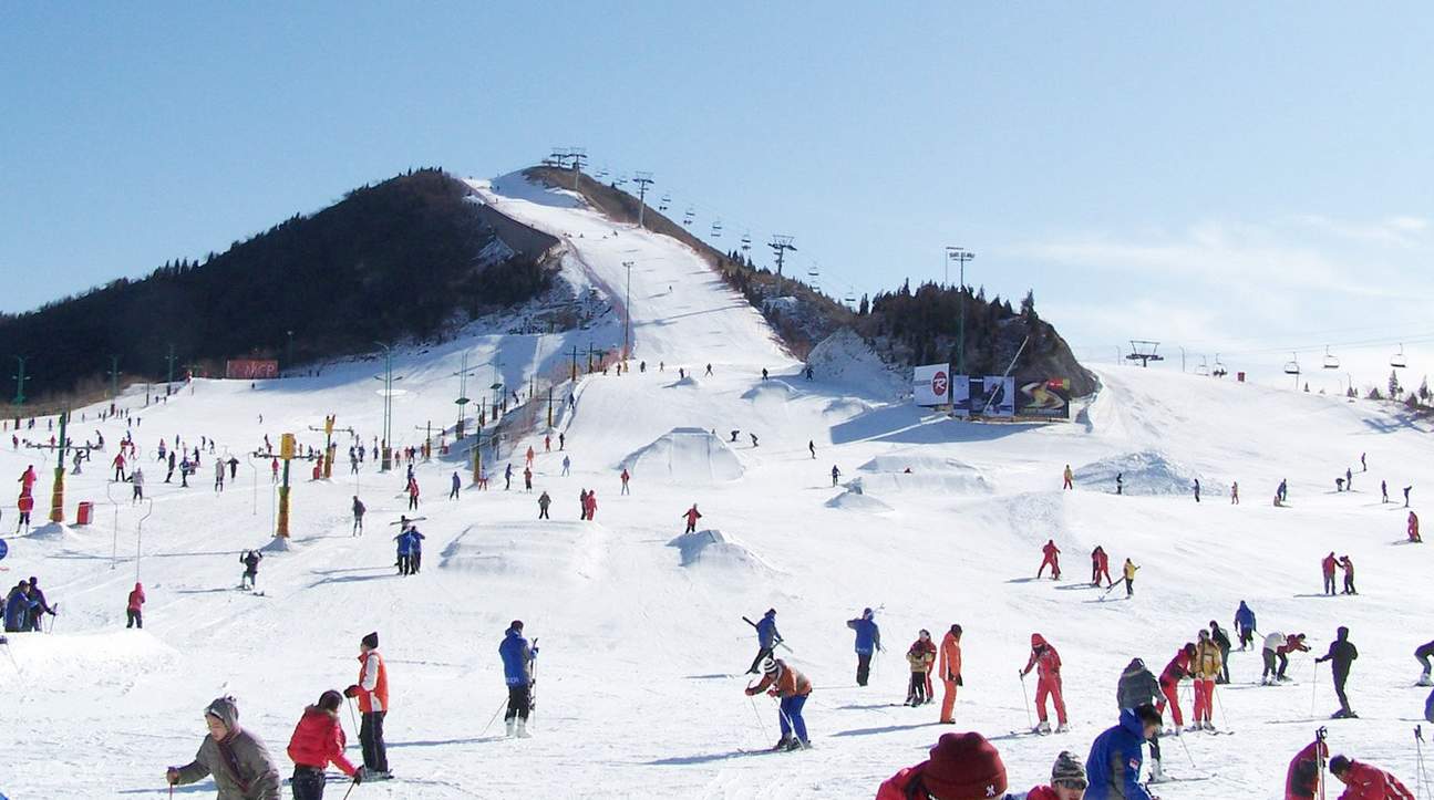一年四季都有著不同的迷人风光,其中冬天的滑雪场景最为壮观,处於首尔