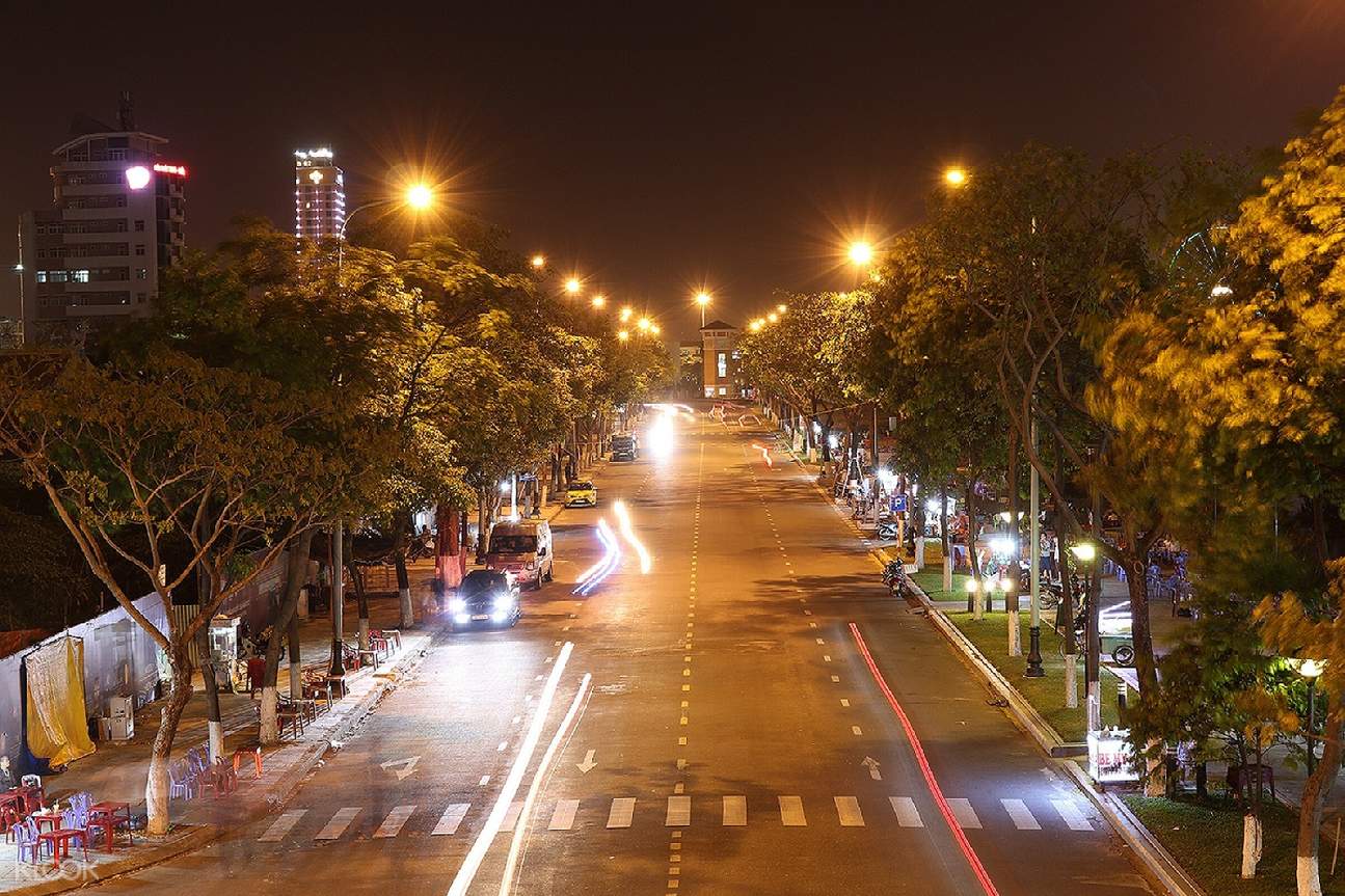 私人导览岘港市中心夜间导览& 汉江游船(配备身着奥黛导游)