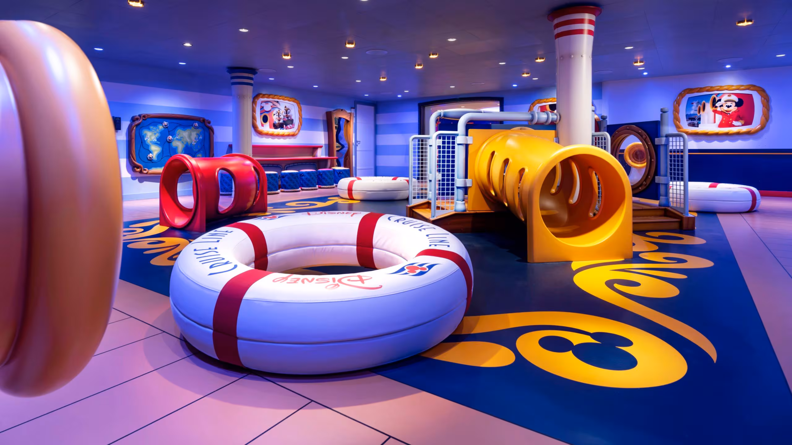DCL-WW Entertainment (Mickey & Minnie Captain’s Deck)