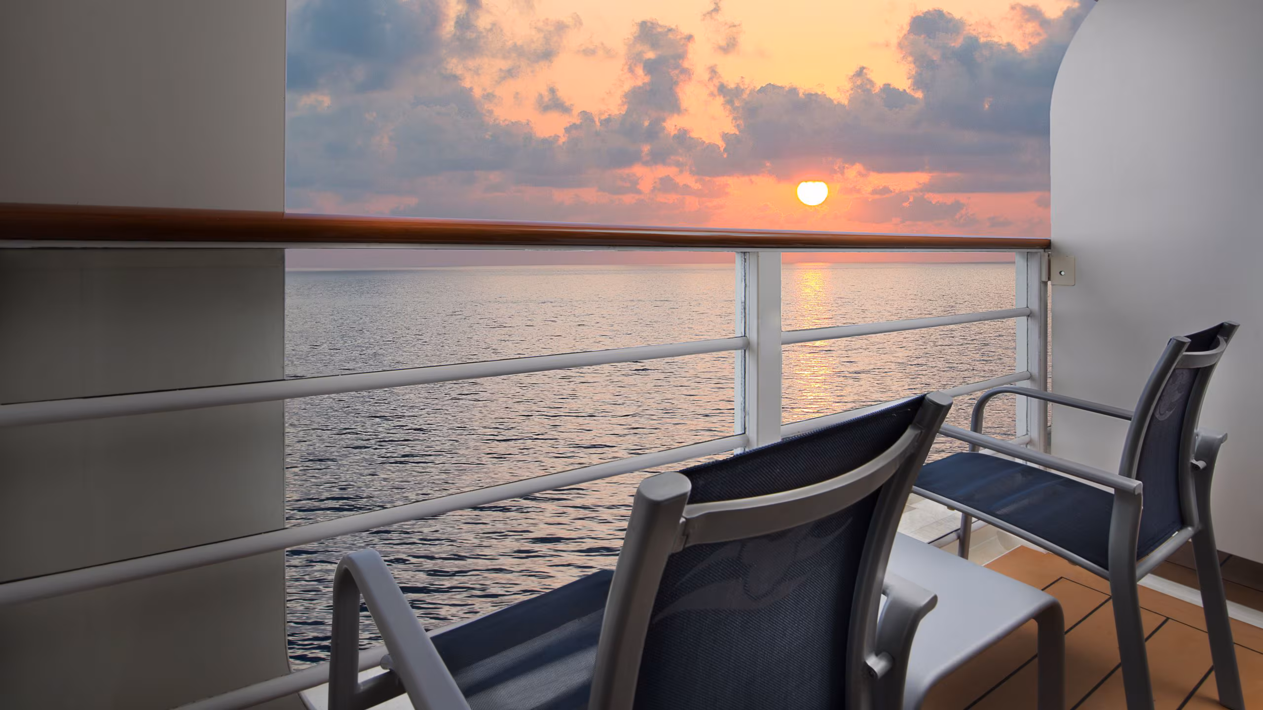 DCL-WW Accoms (Deluxe Family Oceanview Stateroom with Verandah)