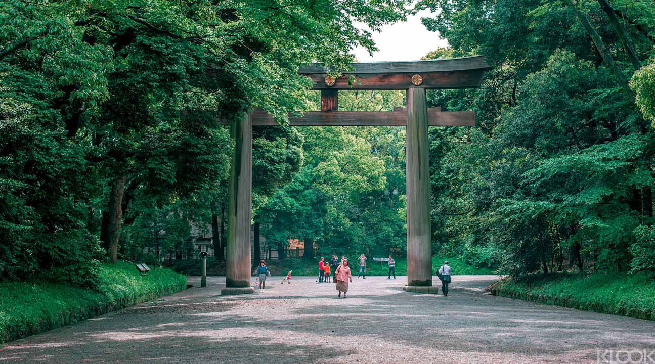 穿過大門前往明治神宮和許多其他東京景點