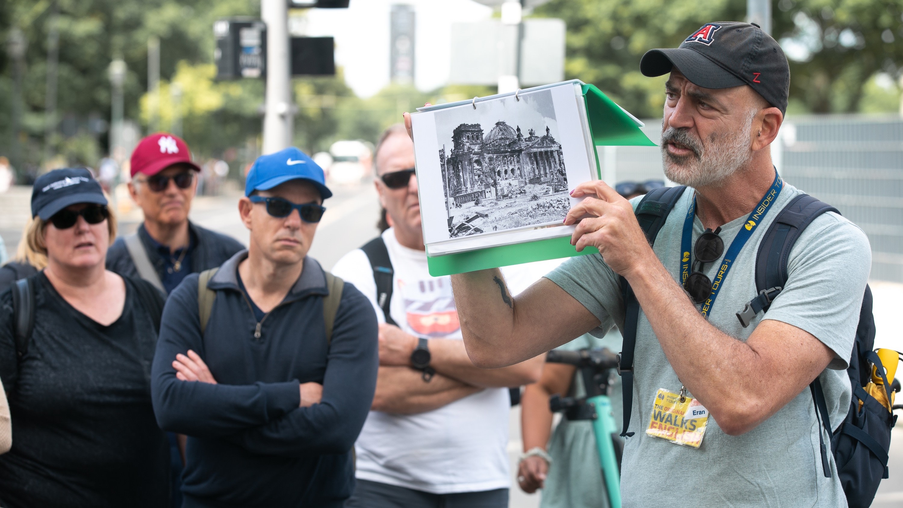 跟隨導遊的腳步，透過強而有力的視覺畫面，例如國會大廈被摧毀的景象，帶您穿越時空，揭開柏林的過去。