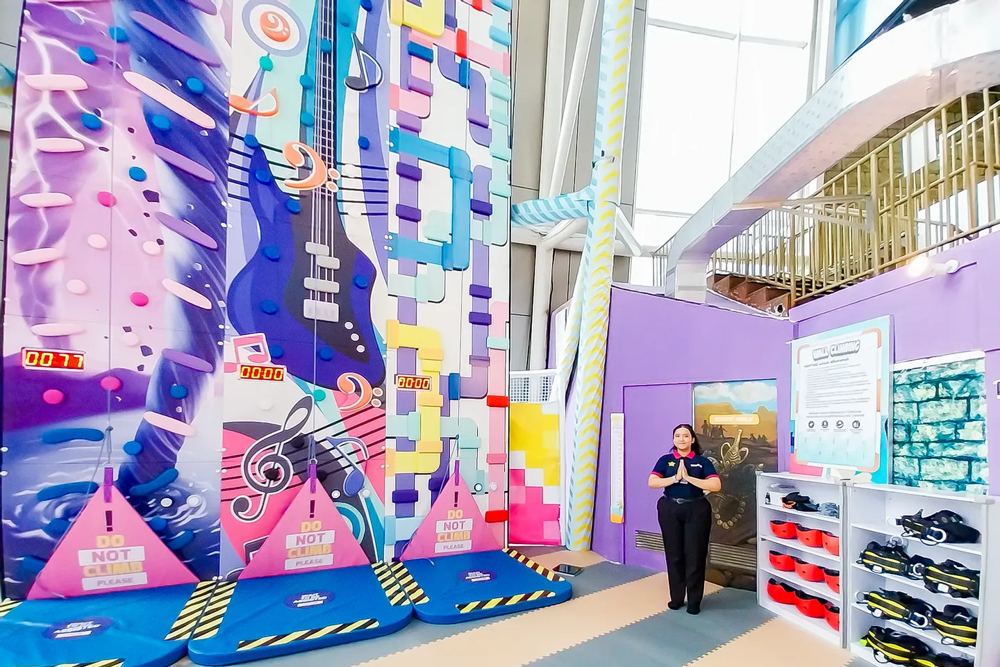 在我們互動式的角色扮演冰淇淋店和沙龍店中，讓孩子們的夢想成真！