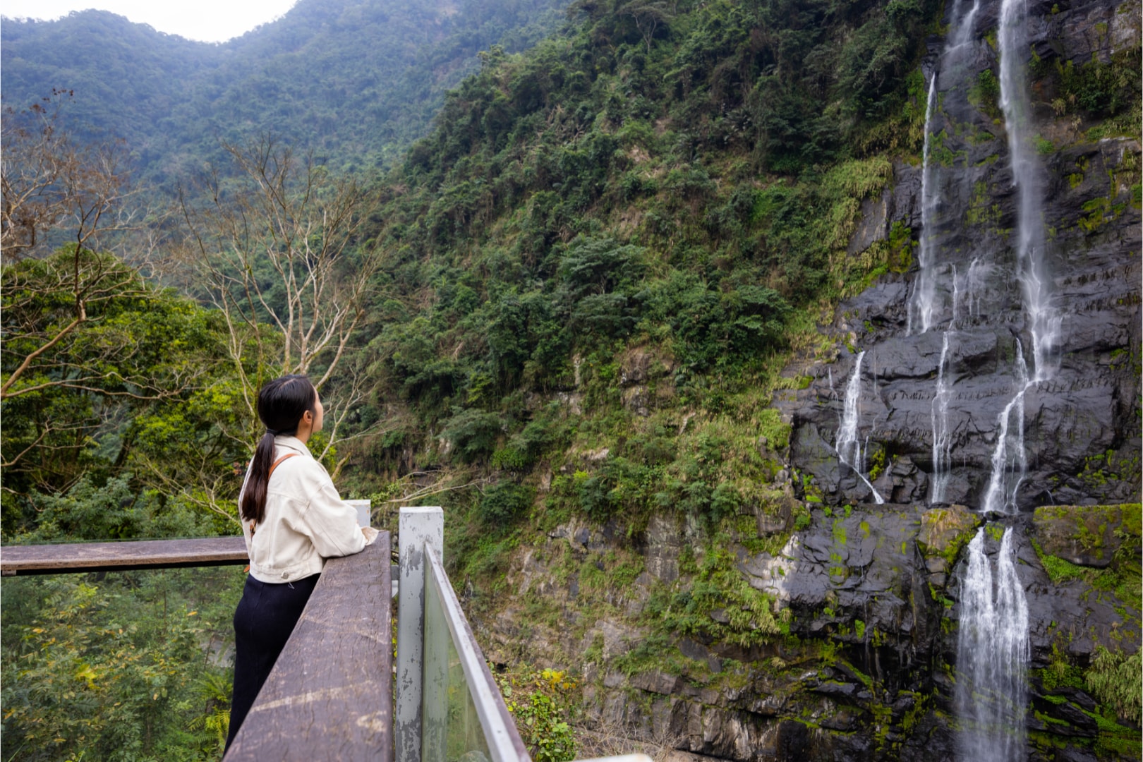 烏來瀑布烏來最具代表性的自然景觀,百米瀑布自山壁奔流而下,氣勢磅礴、拍照必留念。 烏來瀑布烏來最具代表性的自然景觀,百米瀑布自山壁奔流而下,氣勢磅礴、拍照必留念。