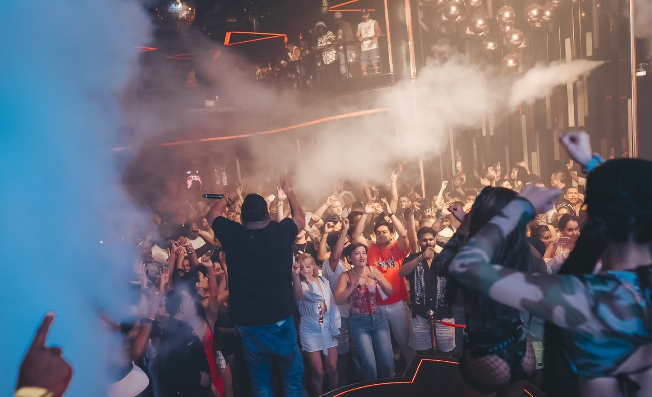 Phuket: Pub Crawl Rooftop, Bars, GoGo & 3 Clubs with Shots