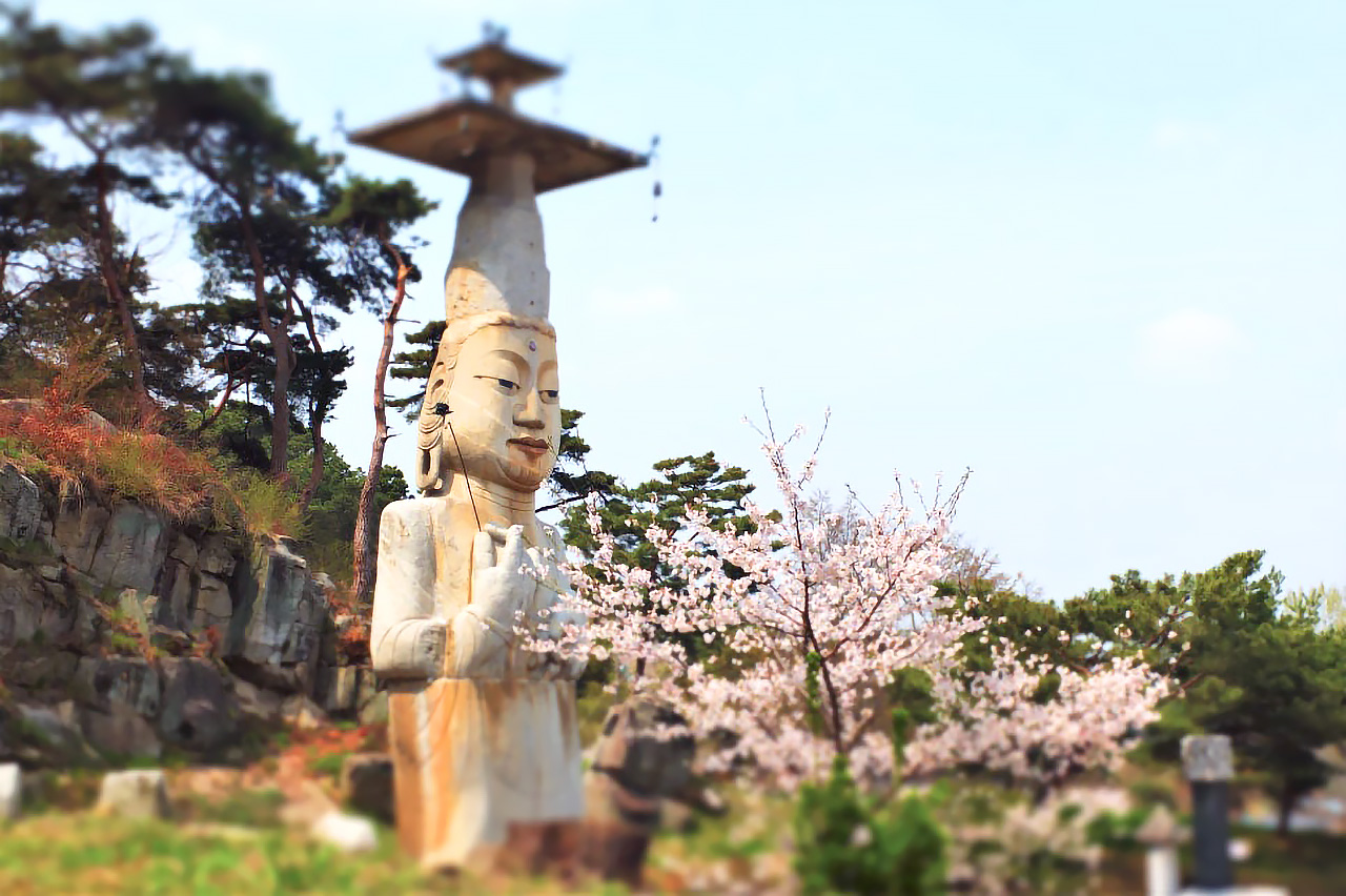 🗿 灌燭寺是一座歷史悠久的佛教寺廟，以其高聳的石佛而聞名，這尊石佛是韓國最大、最令人印象深刻的石像之一。