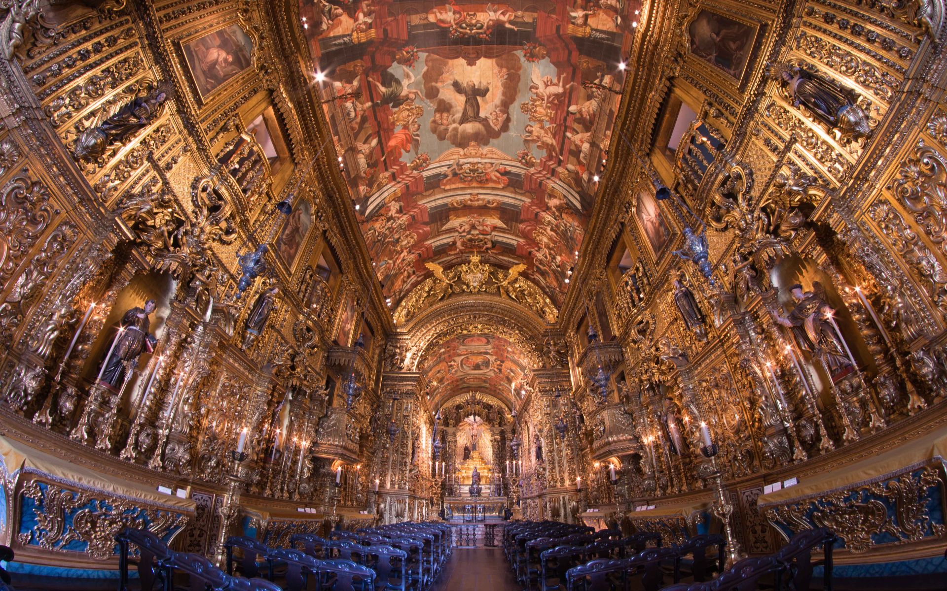 驚嘆於歷史悠久的聖本篤修道院內，令人屏息的鍍金雕刻。