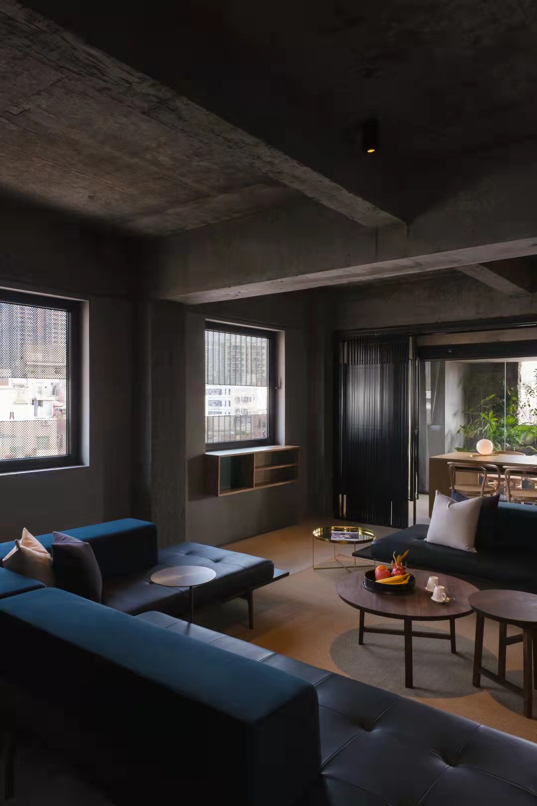 Drawing reference from the metal folding doors that can be seen everywhere in Shenzhen and Guangzhou, the two areas are separated by an iron curtain design grille, giving the space a modern and poetic expression, with a sense of interweaving light and sha