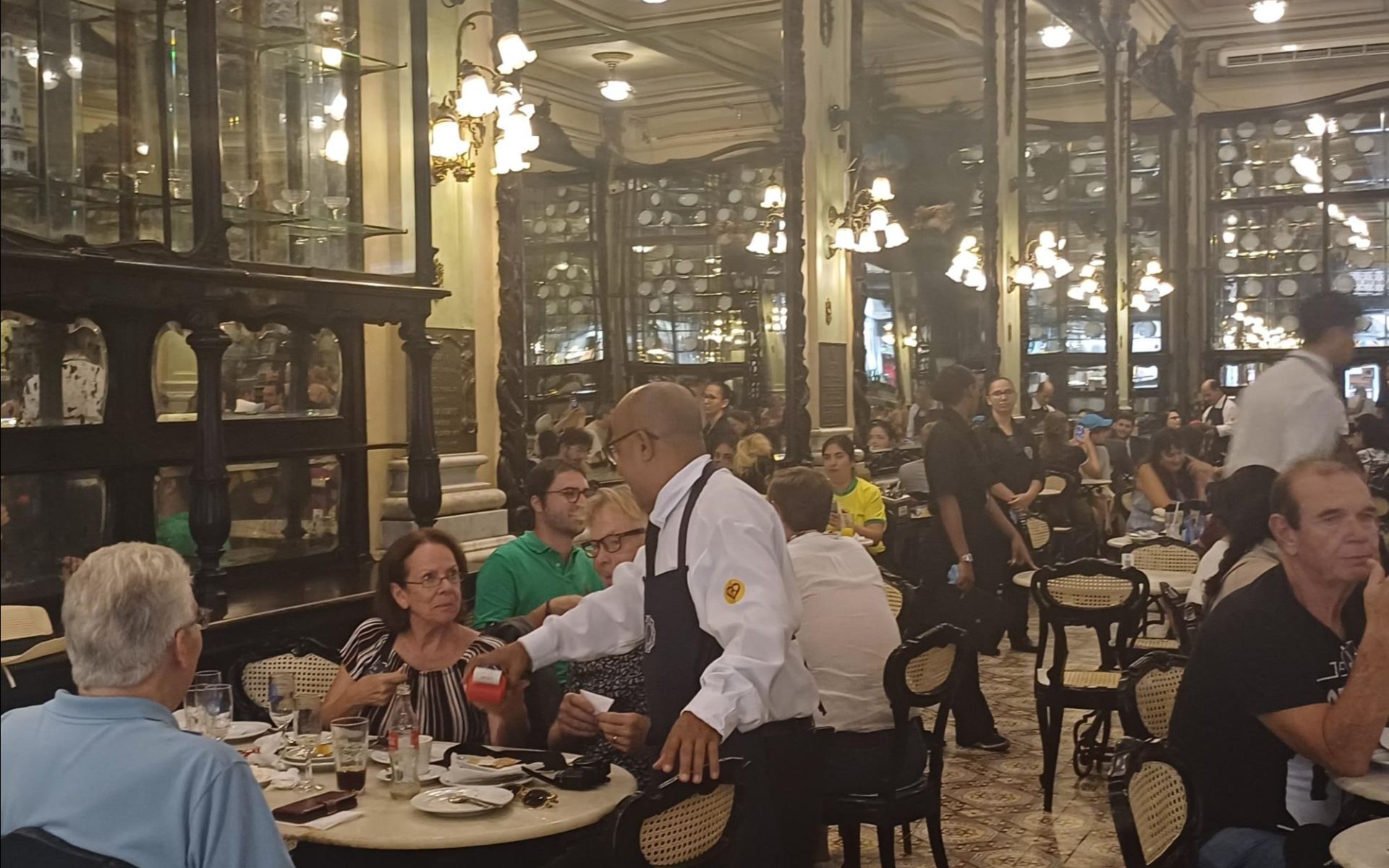 在市中心歷史悠久的餐廳內用，盡享令人驚豔的在地美食。