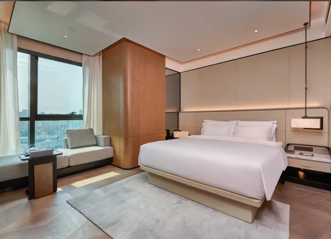 Many Clouds Quiet City View King Room