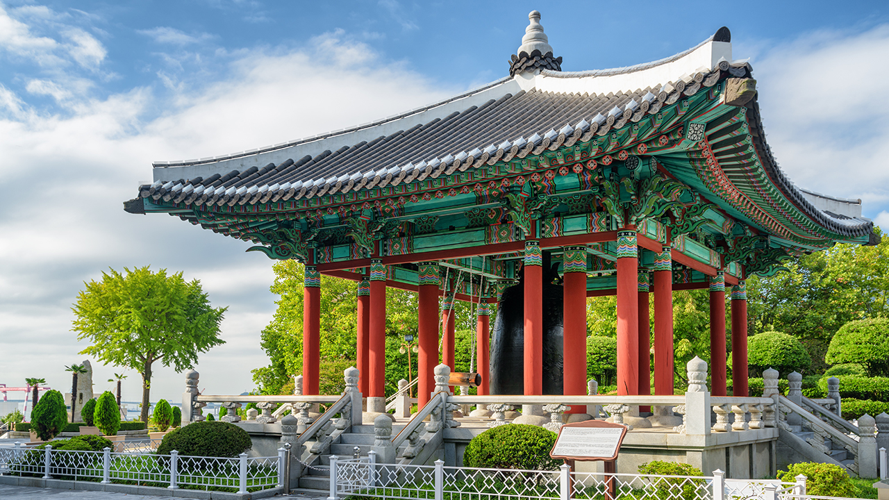 龍頭山公園：徒步登上龍頭山公園，欣賞雄偉的釜山塔。在城市喧囂中，享受鬱鬱蔥蔥的綠植和歷史古蹟。

請注意：這是一個隱藏的下車點，供自助遊旅客使用