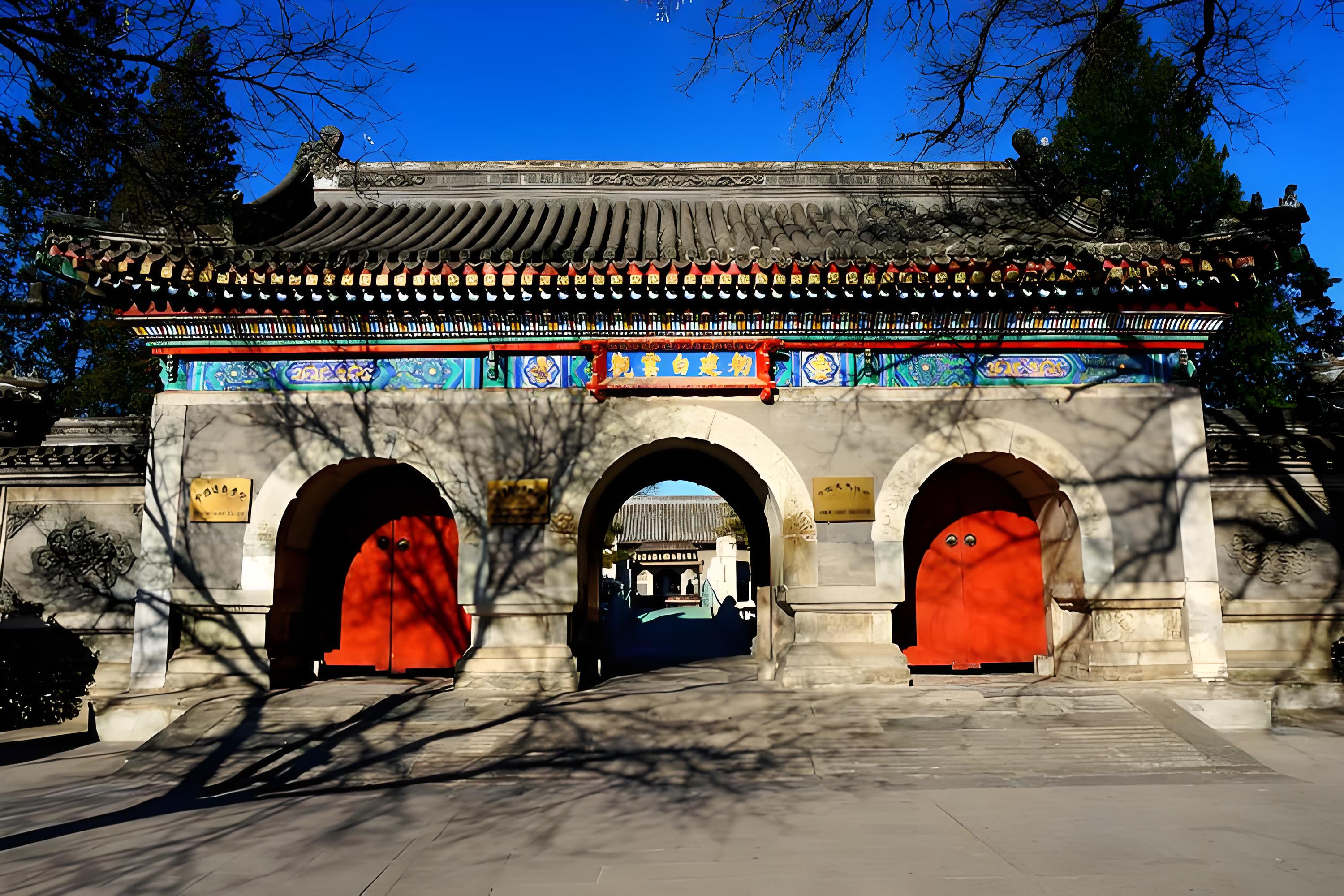 白雲觀是道教全真派的三大祖庭之一，始建於唐代，以供奉丘處機而聞名，現存建築佈局完整，是研究道教儀典與北京民俗的重要場所。