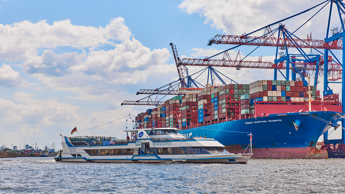搭船駛過巨大的貨櫃輪,漢堡港 (Hamburg) 的遊船之旅將全球貿易的實況精彩呈現 搭船駛過巨大的貨櫃輪,漢堡港 (Hamburg) 的遊船之旅將全球貿易的實況精彩呈現