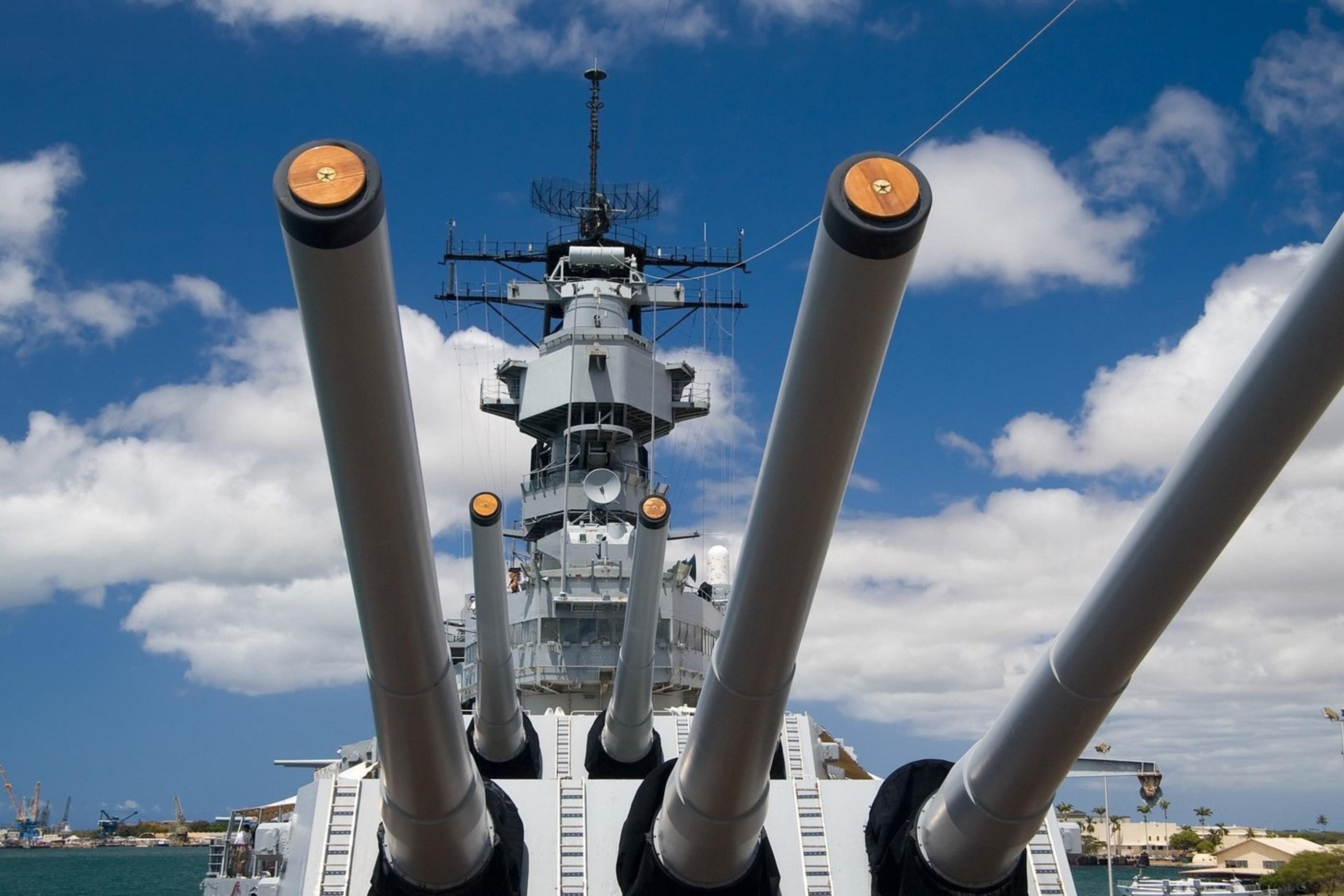 登上修復後的密蘇里號戰艦，驚嘆於其強大軍備，並親眼見證結束戰爭的歷史文件。