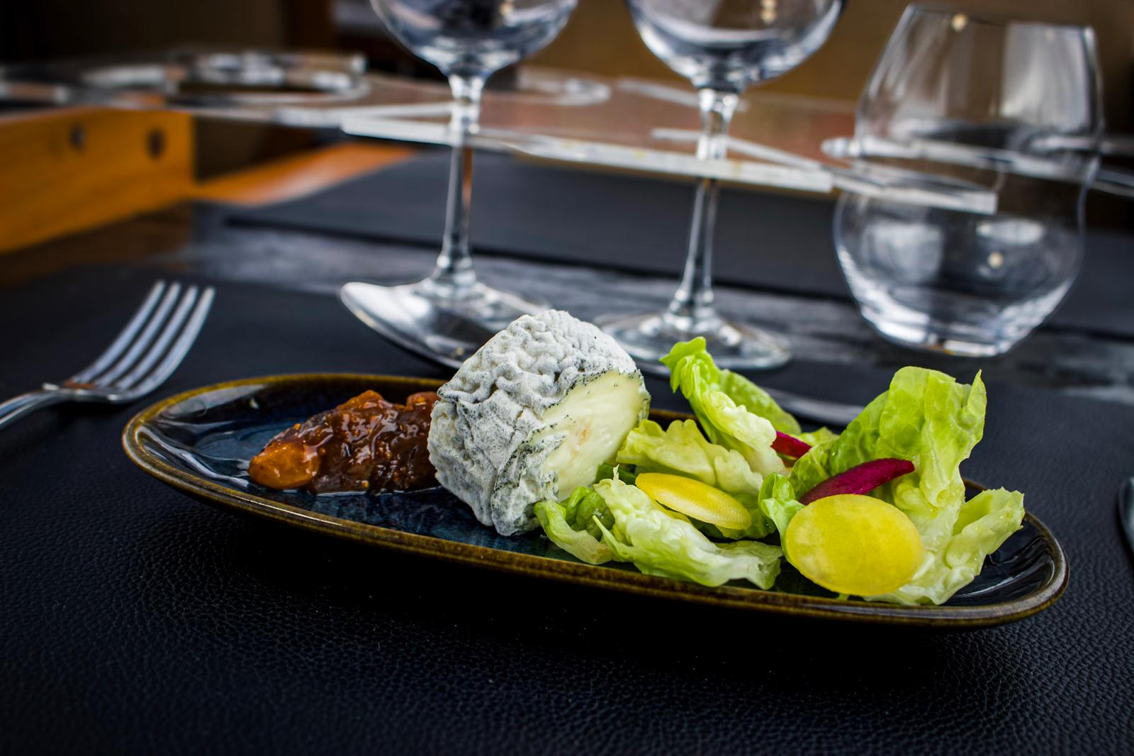 聖摩爾圖蘭起司佐無花果酸甜醬。 聖摩爾圖蘭起司佐無花果酸甜醬。