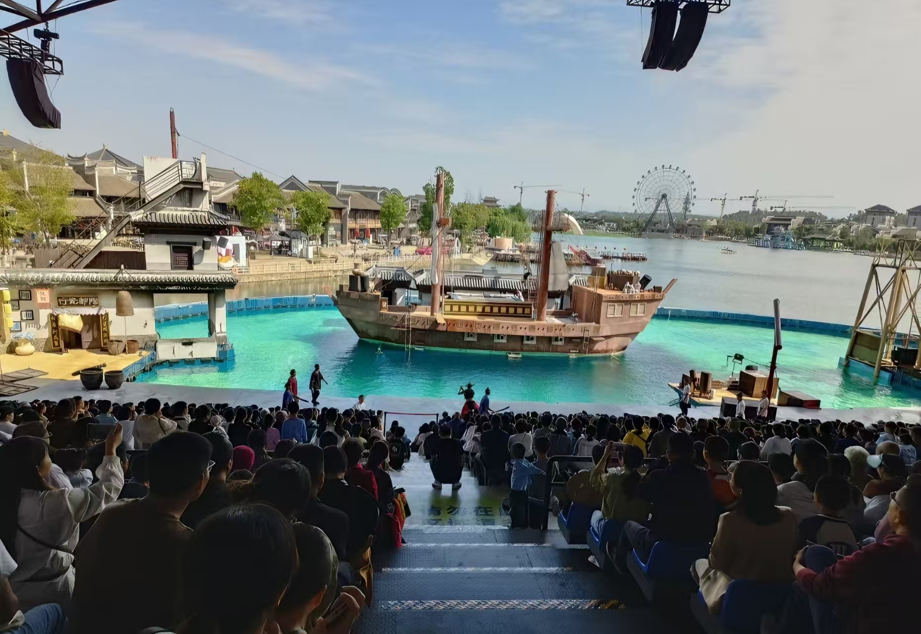It is recommended to watch the large-scale stunt show "Blackstone's Voyage" at the Tongguan Kiln Blackstone Theater (no shows every Monday, no shows on rainy days).