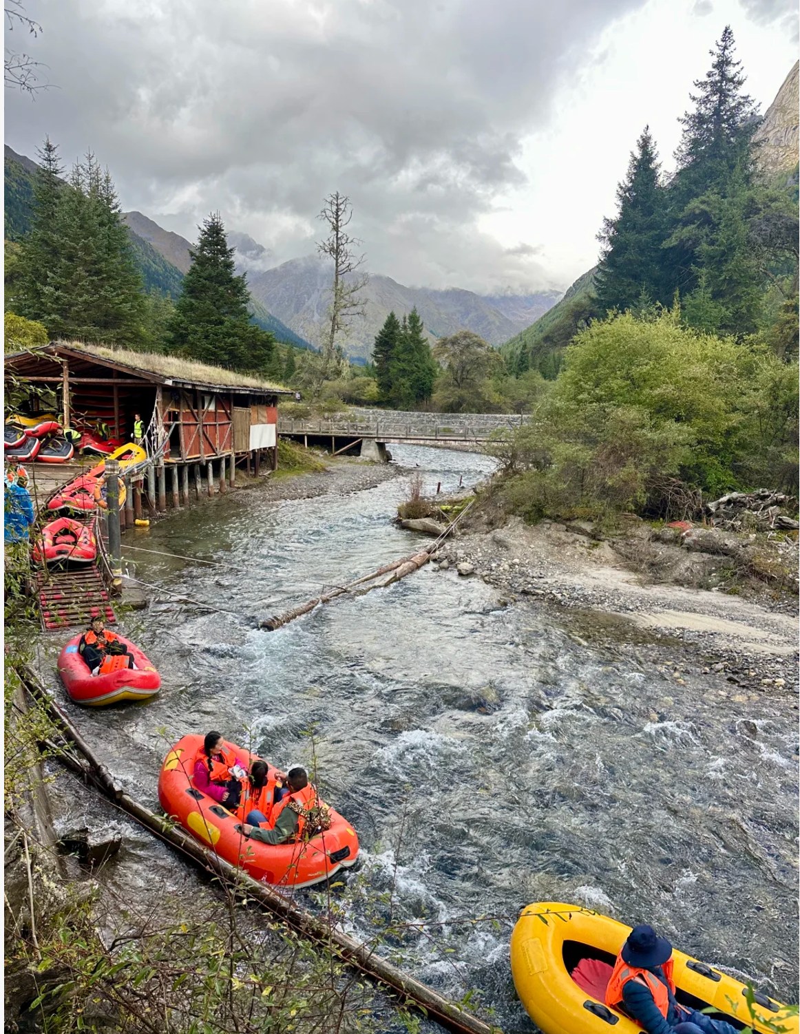 乘車至攆魚壩(海拔 3500m);停留 40 分鐘;夏季選高山漂流(約 90 元 / 人,30 分鐘,15:00 前截止),其他季節走沙棘林棧道看溼地與瀑布。 乘車至攆魚壩(海拔 3500m);停留 40 分鐘;夏季選高山漂流(約 90 元 / 人,30 分鐘,15:00 前截止),其他季節走沙棘林棧道看溼地與瀑布。