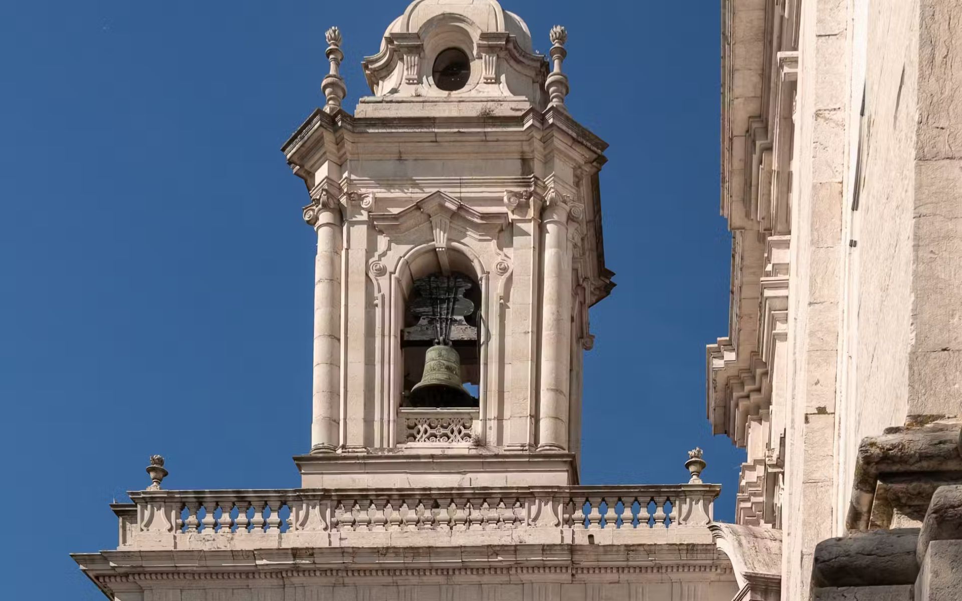 欣賞里斯本鐘樓的優雅，感受這座象徵里斯本歷史輝煌的建築之美