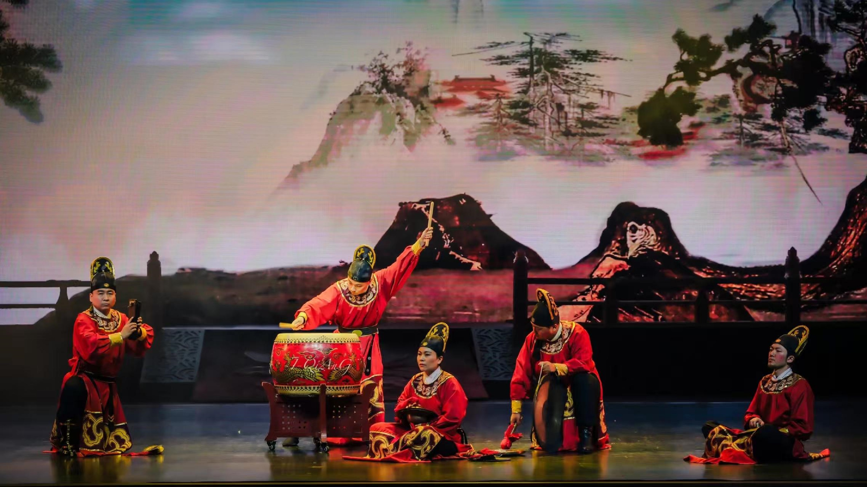 鼓樂——《鴨子拌嘴》《老虎磨牙》這兩首打擊樂曲,前者取材西安鼓樂,後者取材渭北民間鼓樂。樂曲刻畫鴨子吵嘴嬉戲的生動情趣和虎行風生的威武雄姿 鼓樂——《鴨子拌嘴》《老虎磨牙》這兩首打擊樂曲,前者取材西安鼓樂,後者取材渭北民間鼓樂。樂曲刻畫鴨子吵嘴嬉戲的生動情趣和虎行風生的威武雄姿