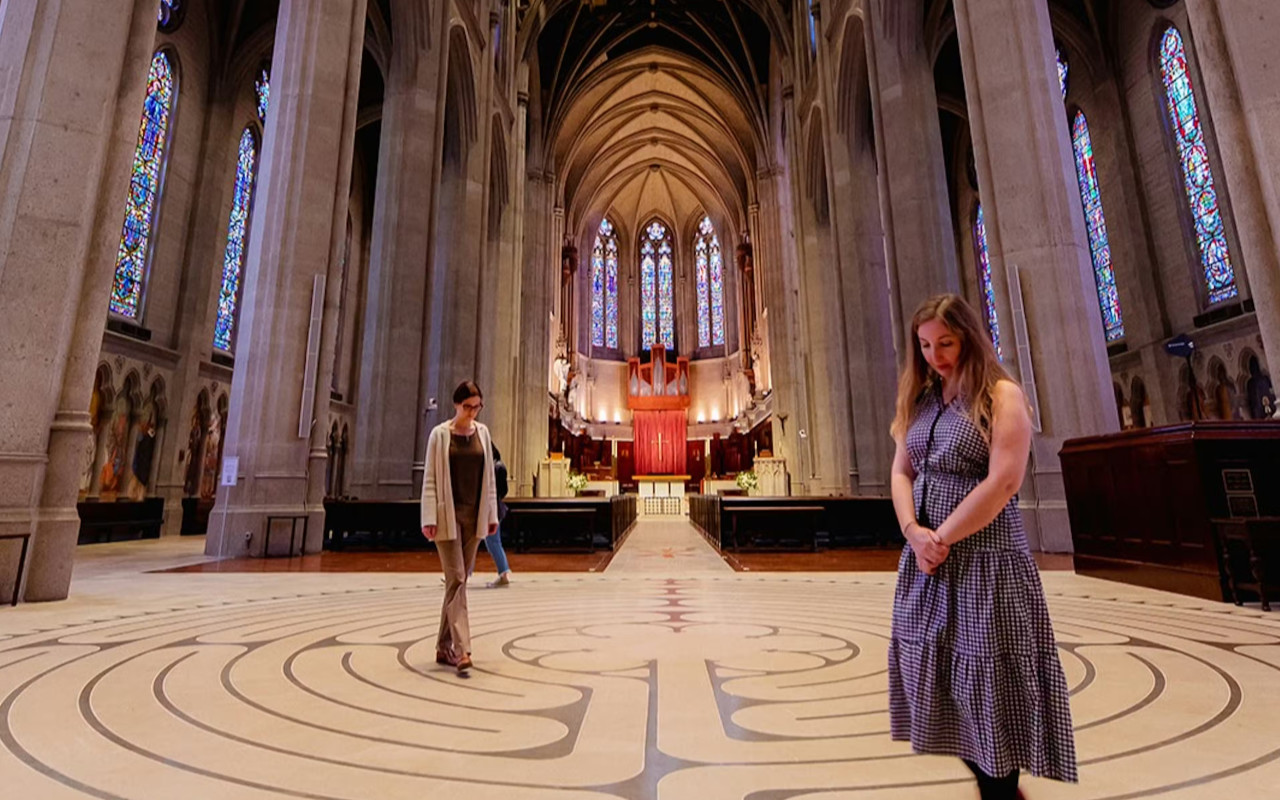 按照自己的步調，探索格雷斯大教堂的宏偉、彩繪玻璃和精神迷宮