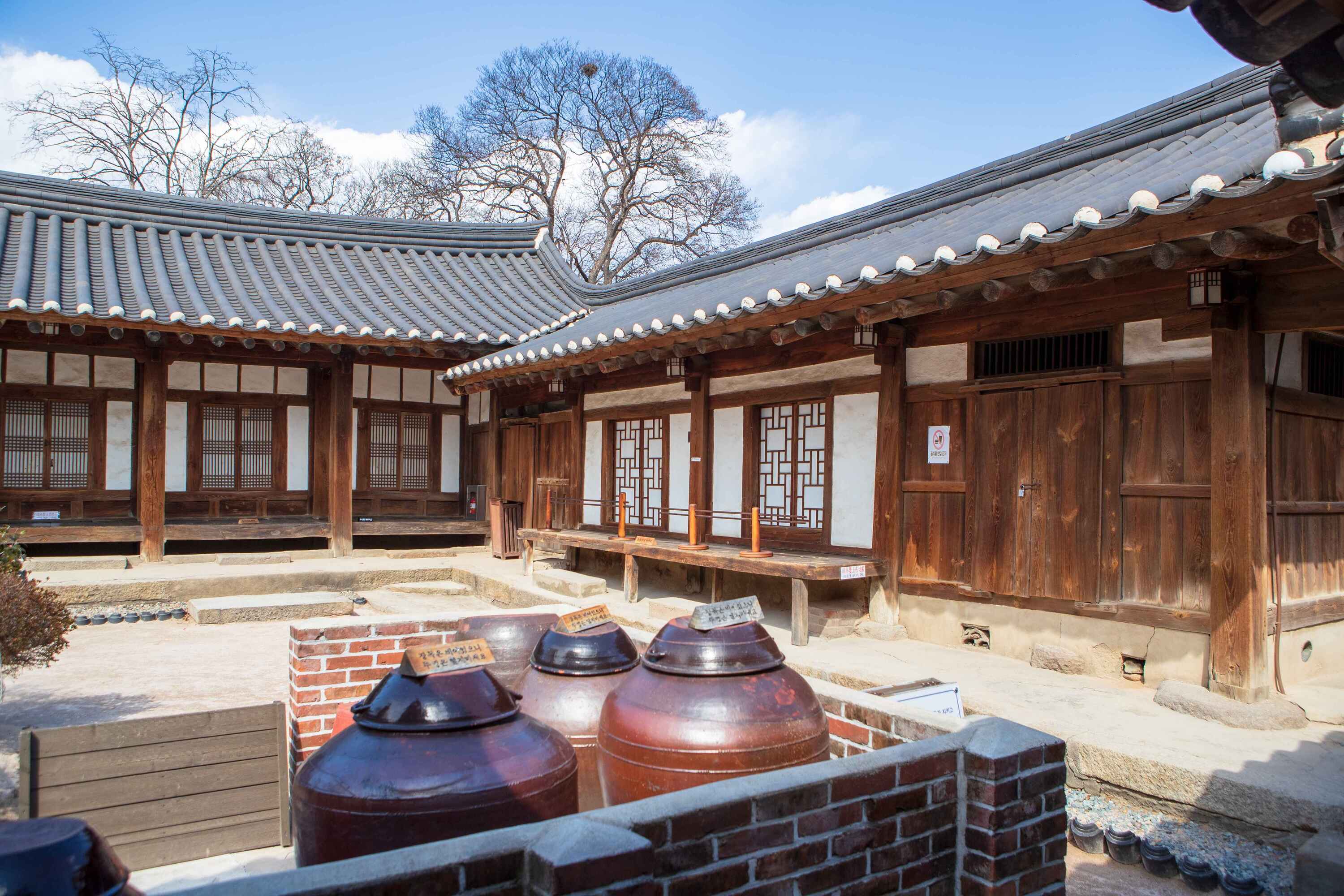 校村:寧靜的韓屋村,展現崔氏家族的崇高價值。在這個寧靜的歷史環境中,探索傳統建築和韓國的正直精神。 校村:寧靜的韓屋村,展現崔氏家族的崇高價值。在這個寧靜的歷史環境中,探索傳統建築和韓國的正直精神。