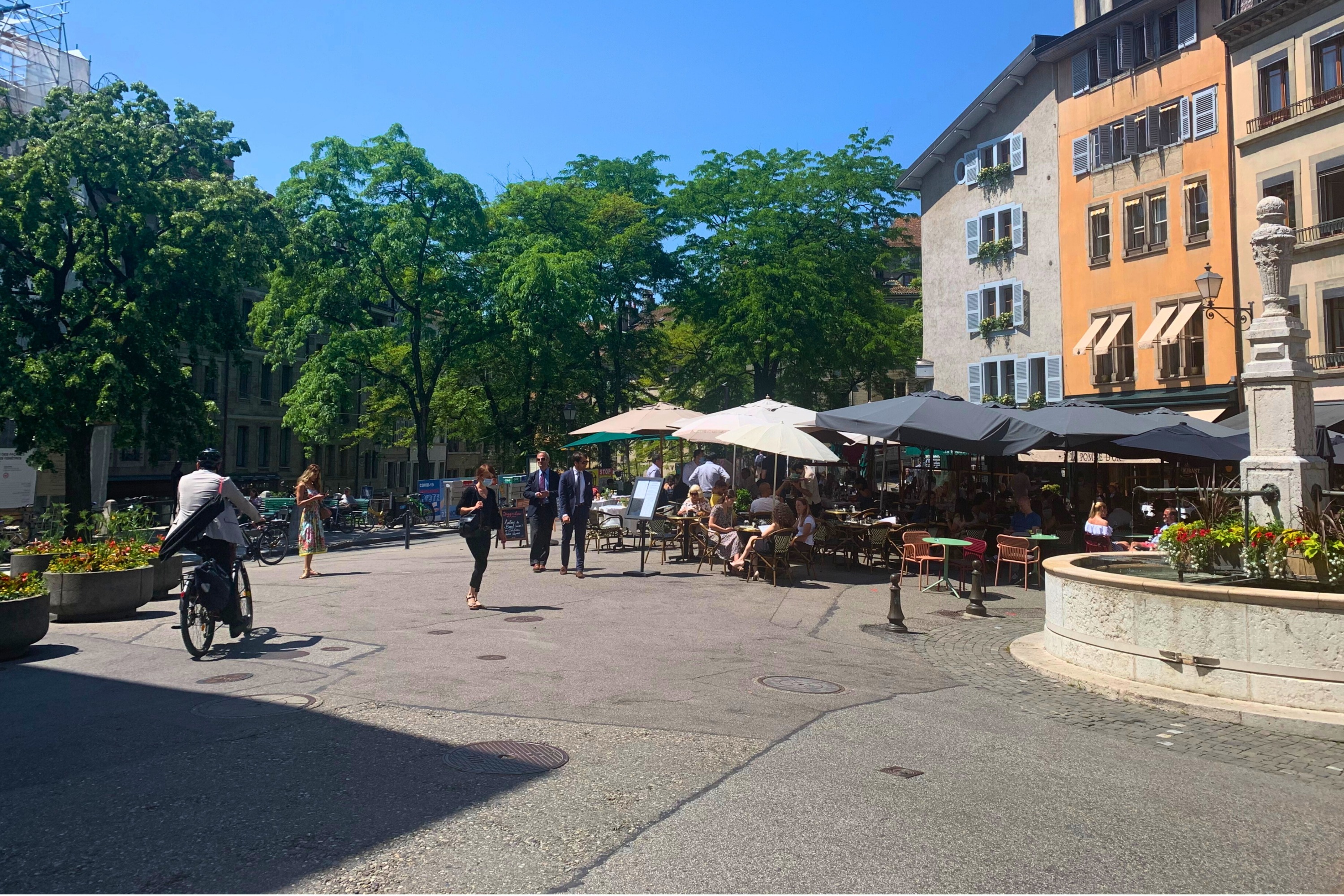 The Old Town History Exploring Walking Trip in Geneva