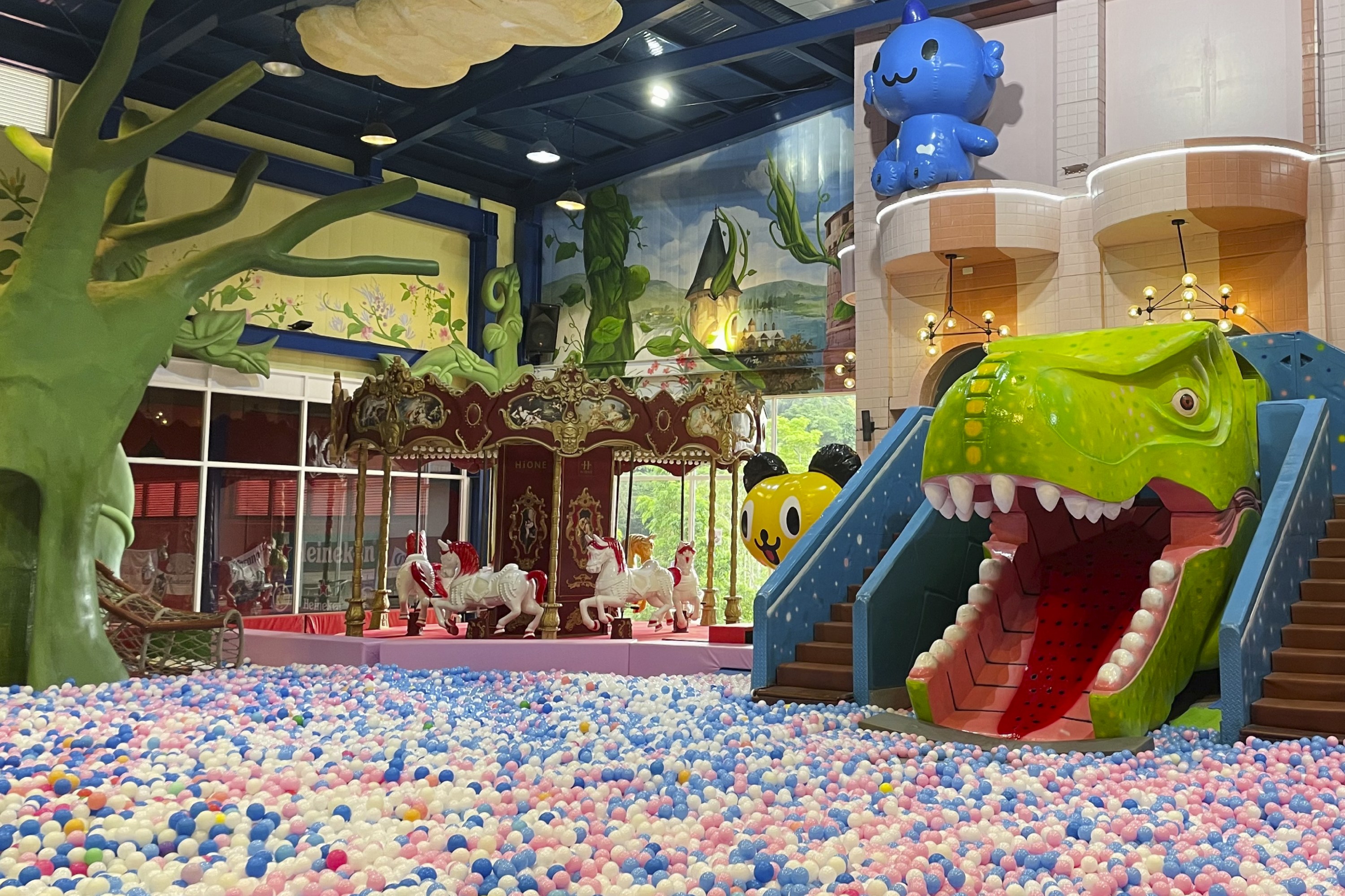 百萬巨型球池讓你體驗被球包圍的快樂！