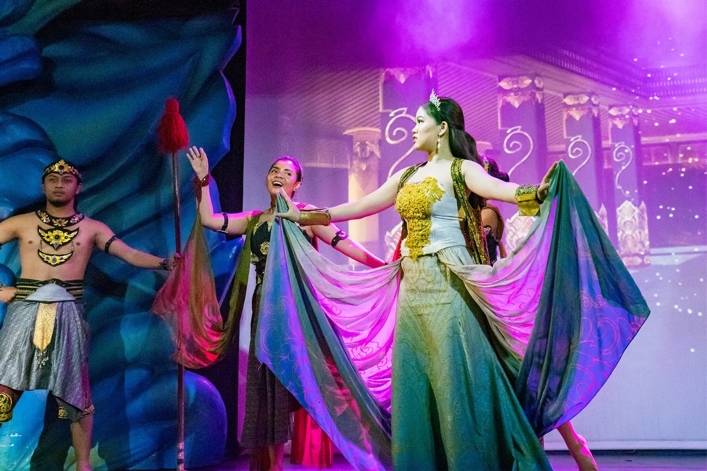 雅加達水族館野生動物園的動物餵食表演既有趣又有教育意義，讓您深入瞭解這些生物的生活