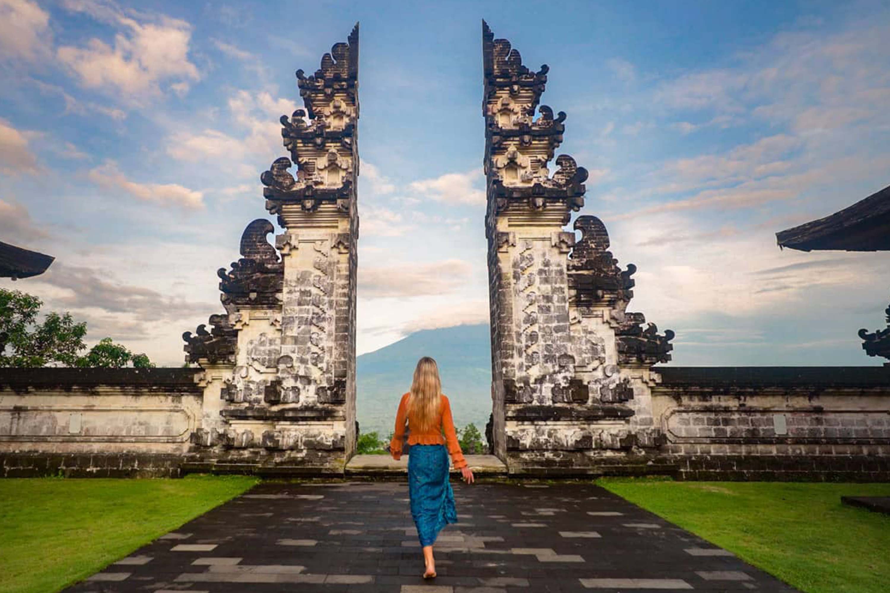 連普揚寺是一座令人驚歎的巴厘島寺廟,坐落在連普揚山上,以其標誌性的“天堂之門”而聞名,背景是阿貢火山的壯麗景色。 連普揚寺是一座令人驚歎的巴厘島寺廟,坐落在連普揚山上,以其標誌性的“天堂之門”而聞名,背景是阿貢火山的壯麗景色。