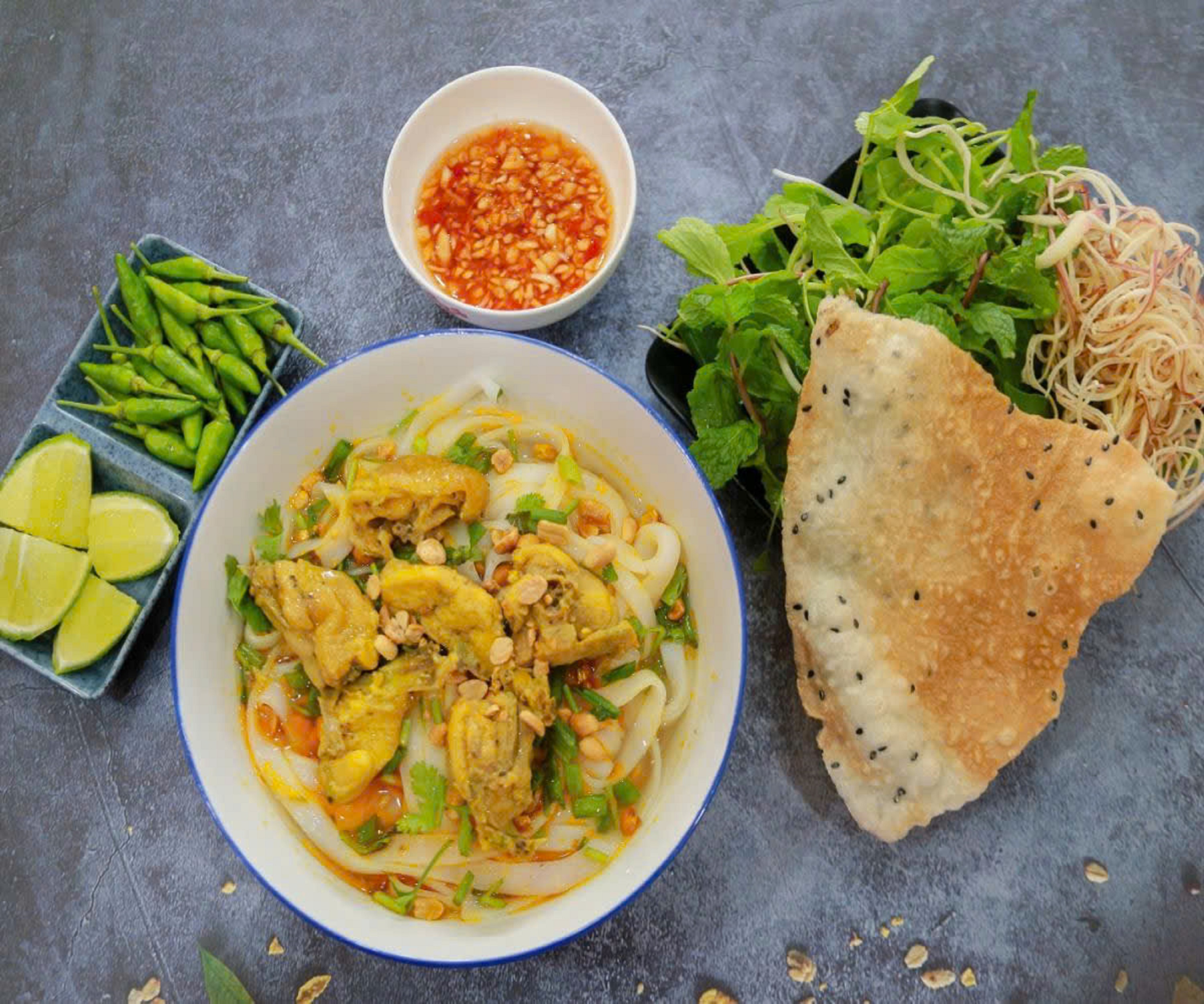 品嚐峴港最具代表性的美食：廣南面。這道麵食擁有數千年曆史，源自佔婆王國，如今已成為越南中部家家戶戶的日常美食。這道最具代表性的麵食，甚至連越南北部的人們也...