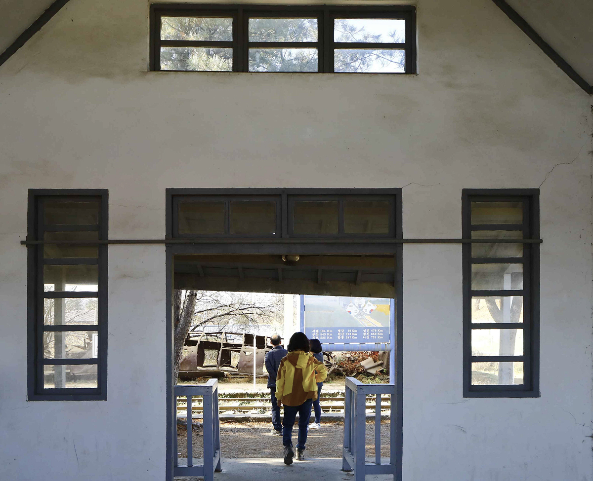 月汀里車站就像一台可愛的小小時光機，帶你回到 1960 年代的韓國！🚂