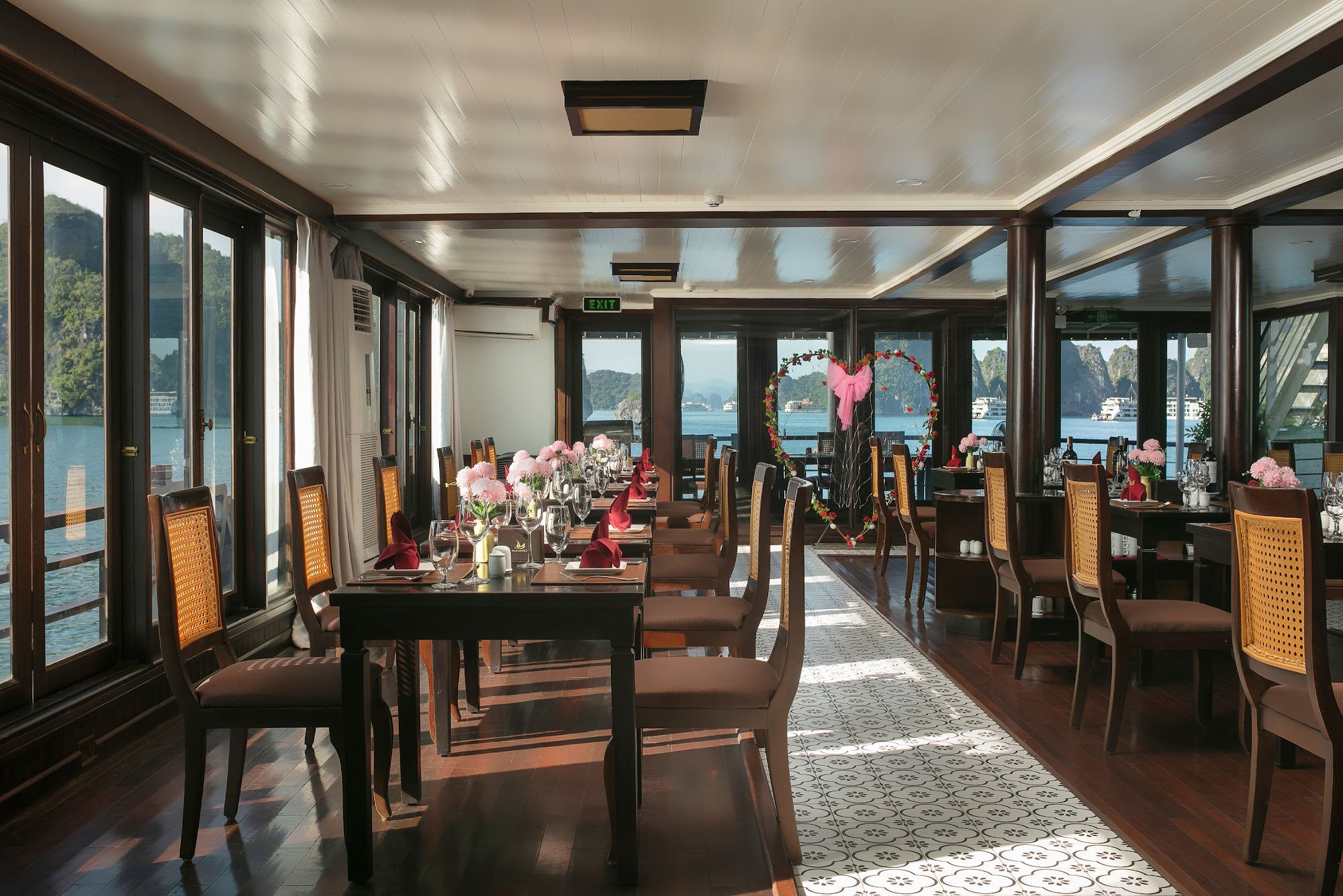 乘坐豪華下龍灣郵輪,享用美味佳餚、舒適水療和迷人風景,易遊網獨家優惠! 乘坐豪華下龍灣郵輪,享用美味佳餚、舒適水療和迷人風景,易遊網獨家優惠!