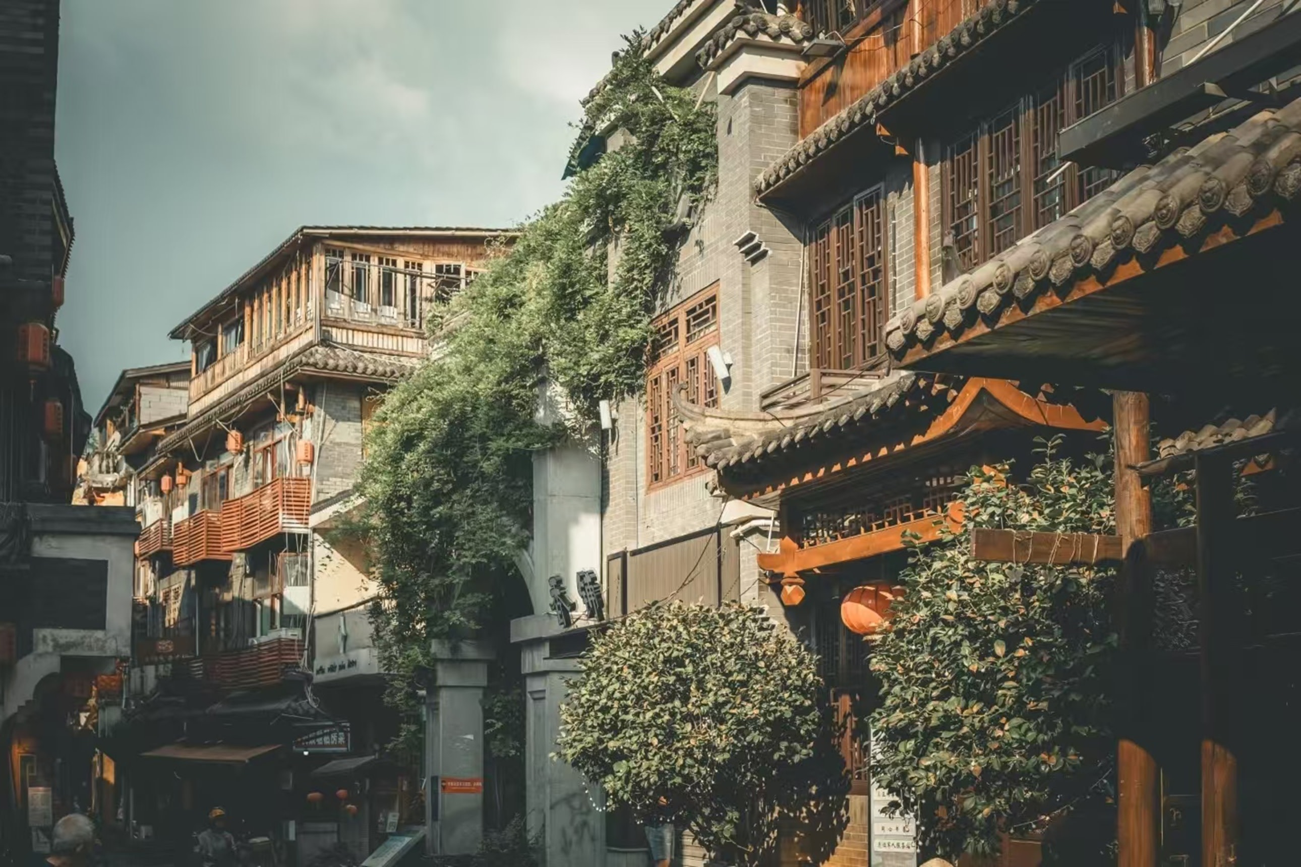 作為長沙保存下來的為數不多的歷史街巷之一，穿行於黛瓦青牆的古韻老巷，品嚐著齒頰留香的特色小吃，玩逗著久違童年的麵人窗花