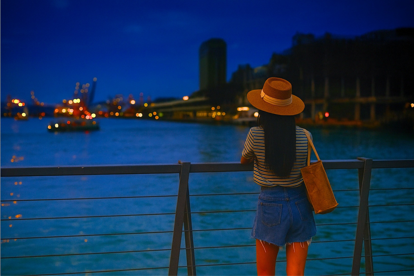 基隆港為台灣歷史悠久的海上門戶。港邊可賞船景，夜晚可見燈火輝煌，充滿海港文化和獨特魅力的城市地標。