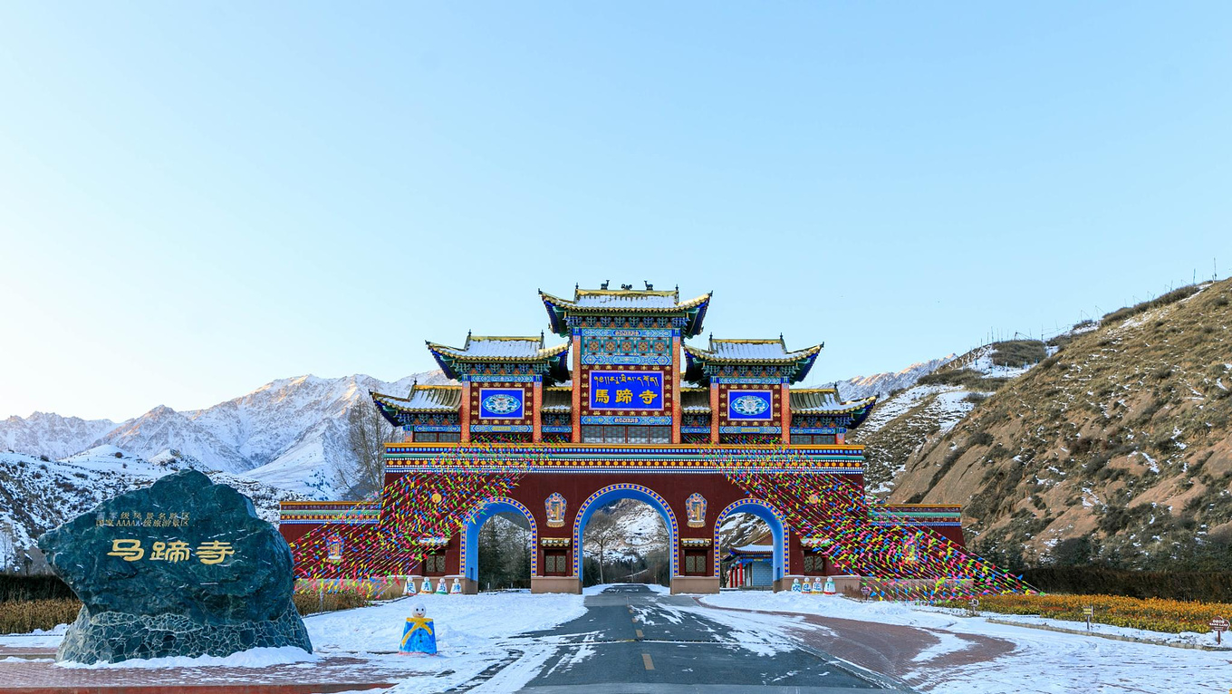 馬蹄寺：坐落於祁連山北麓的馬蹄寺，是一處融合石窟藝術、自然風光與裕固族風情的獨特景區。其名源於傳說中的天馬踏石留痕，至今寺內仍保存著神秘的蹄印石。這裡最著名的是依山而建的三十三天石窟，上下七層共21個洞窟，內部保存著北魏至明清時期的珍貴佛教造像與壁畫，展現了漢藏佛教藝術的交融之美。