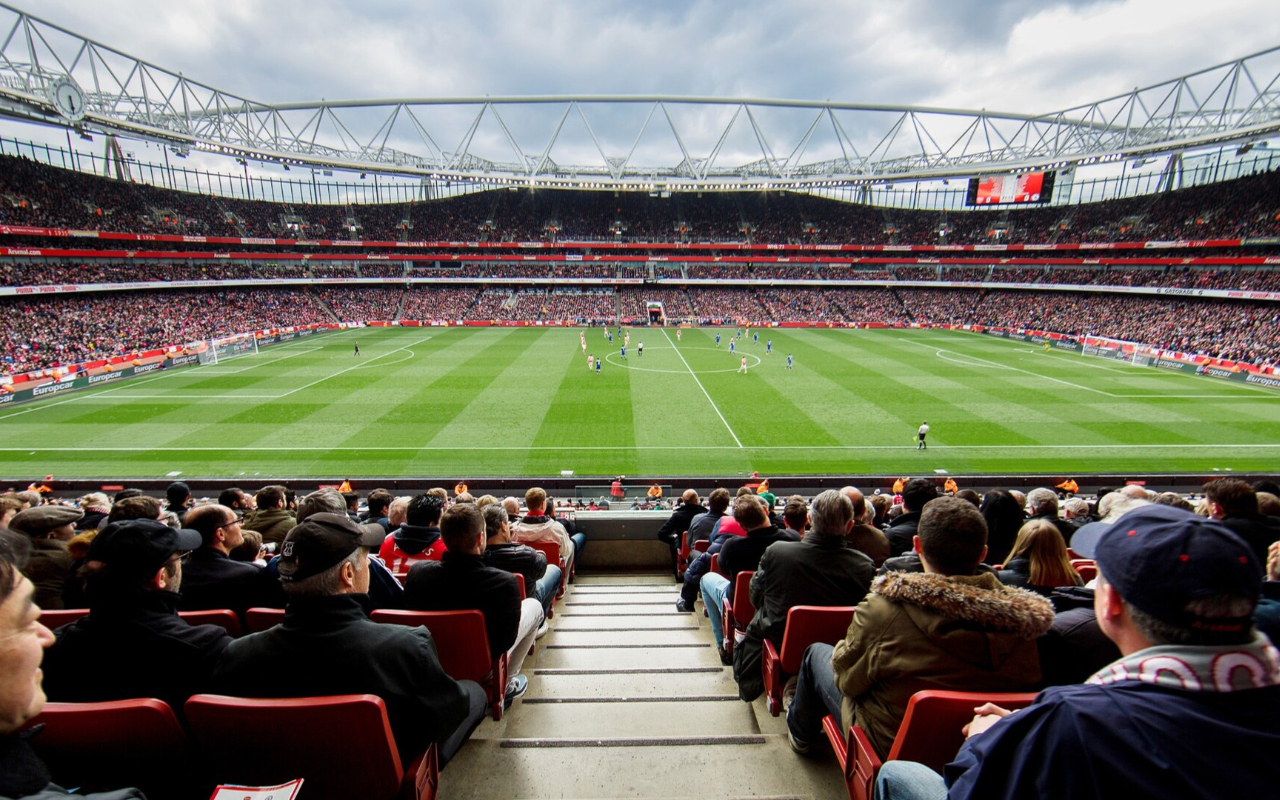 感受人群的歡呼和精彩比賽的刺激 感受人群的歡呼和精彩比賽的刺激