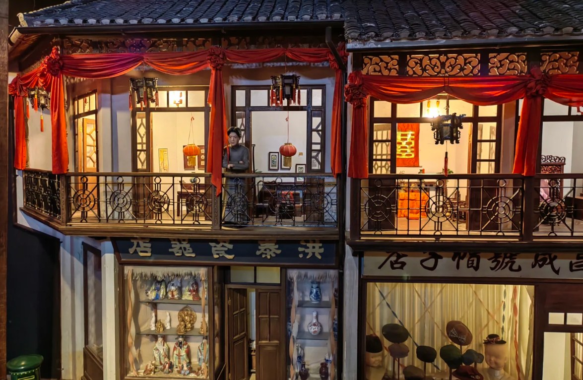 陳列館還原民國市井商鋪場景，紅綢裝飾的雙層騎樓精緻典雅，“洪泰瓷器店”“昌成號帽子店” 招牌清晰醒目。櫥窗內瓷器、帽子等展品栩栩如生，復刻出老上海商業街的鮮活菸火與生活氣息