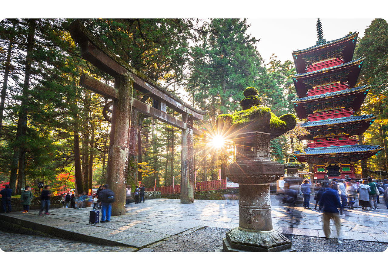 日光東照宮以極盡華麗的建築和雕刻藝術聞名，被譽為日本裝飾風格的巔峰之作。