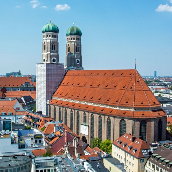 慕尼黑是巴伐利亞邦的首府,以其啤酒節慶典和啤酒屋而聞名,其中包括建於1589年的著名皇家啤酒屋 (Hofbräuhaus)。這座城市擁有數百年歷史的建築和眾多博物館。 慕尼黑是巴伐利亞邦的首府,以其啤酒節慶典和啤酒屋而聞名,其中包括建於1589年的著名皇家啤酒屋 (Hofbräuhaus)。這座城市擁有數百年歷史的建築和眾多博物館。