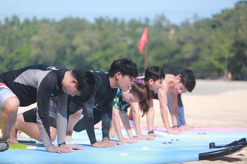 布吉島衝浪課程（Beyond Surf Kata Phuket提供）