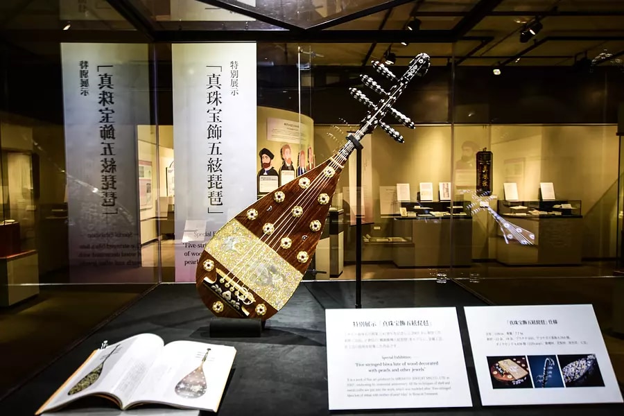 館內藏品豐富，有從世界各地蒐集的各種珍珠、各國珍珠藝術品以及日本珍珠飾品的變遷，還陳列著天然珍珠時代與養殖珍珠時代的珍珠珍品