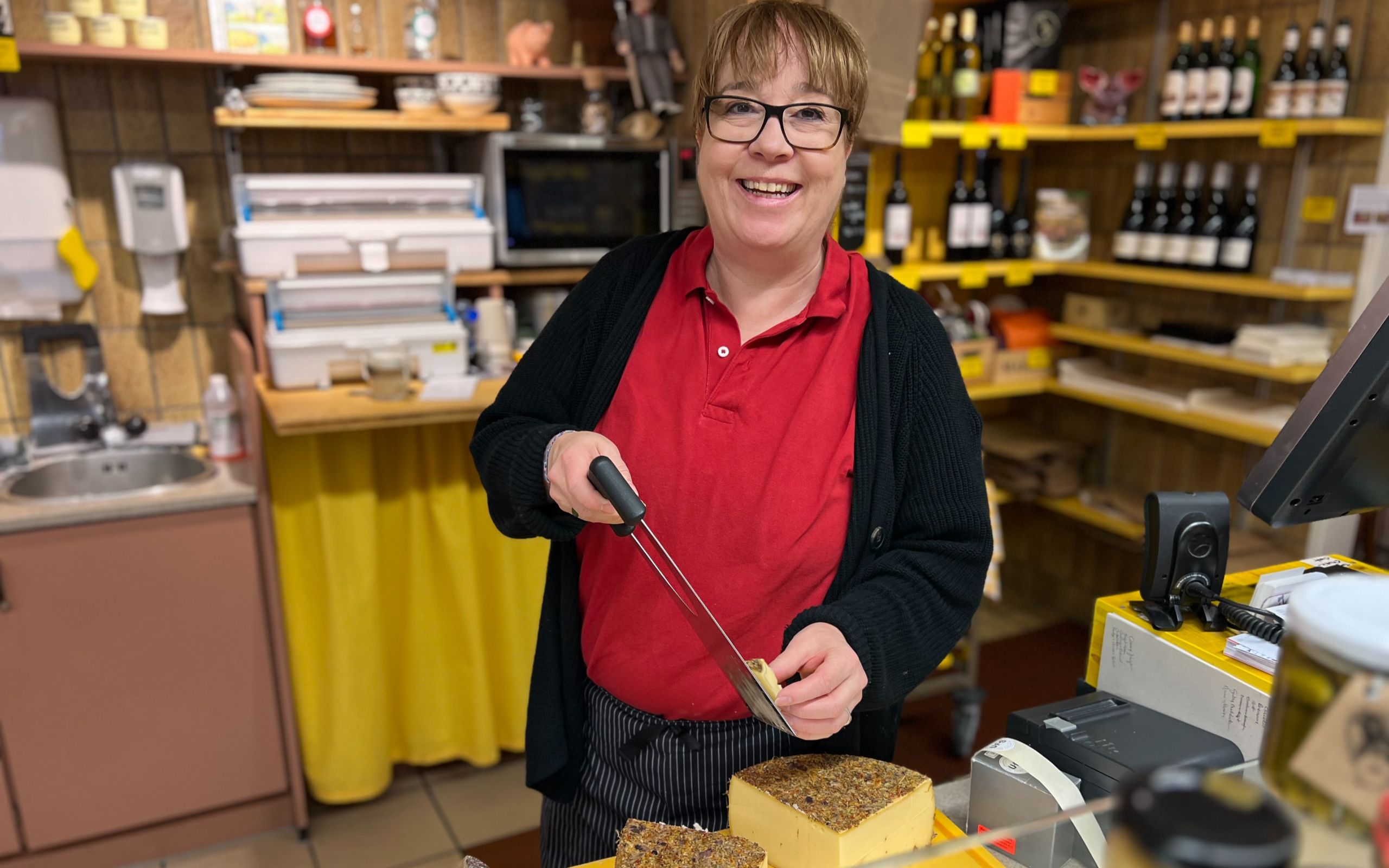 與當地專家會面,聆聽他們分享的故事,並品嚐他們為您精心切片的頂級阿爾卑斯山起司,盡享味蕾饗宴 與當地專家會面,聆聽他們分享的故事,並品嚐他們為您精心切片的頂級阿爾卑斯山起司,盡享味蕾饗宴