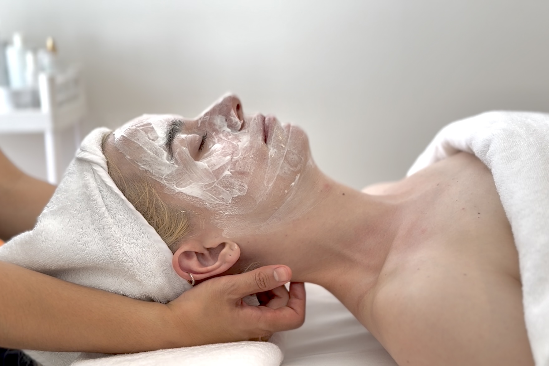 From chin to scalp, Flow reaches where tension ends and true lift begins.